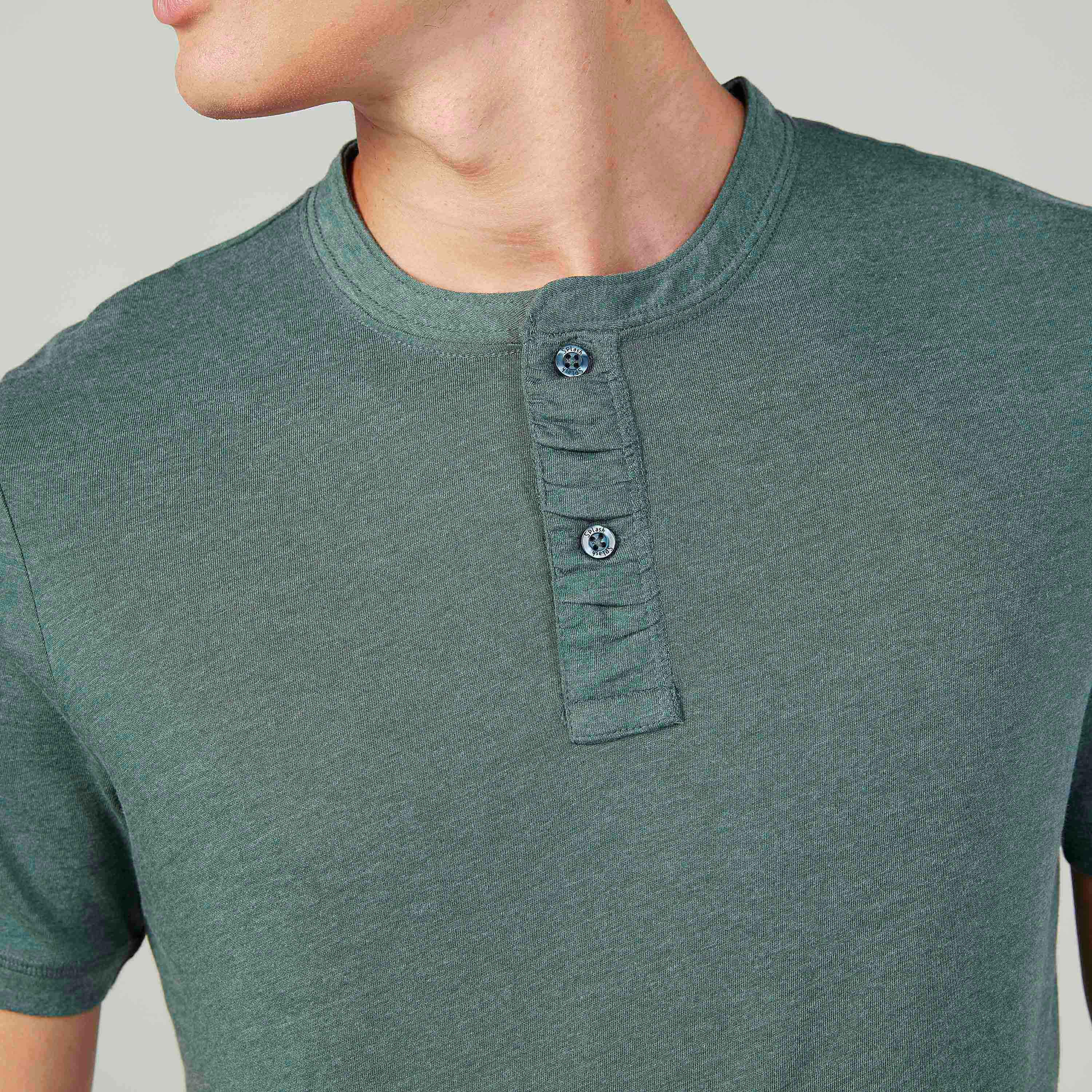 تيشيرت بارز الملمس بياقة هينلي وأكمام قصيرة-men-clothing-tshirtsandpolos-tshirts-image-3
