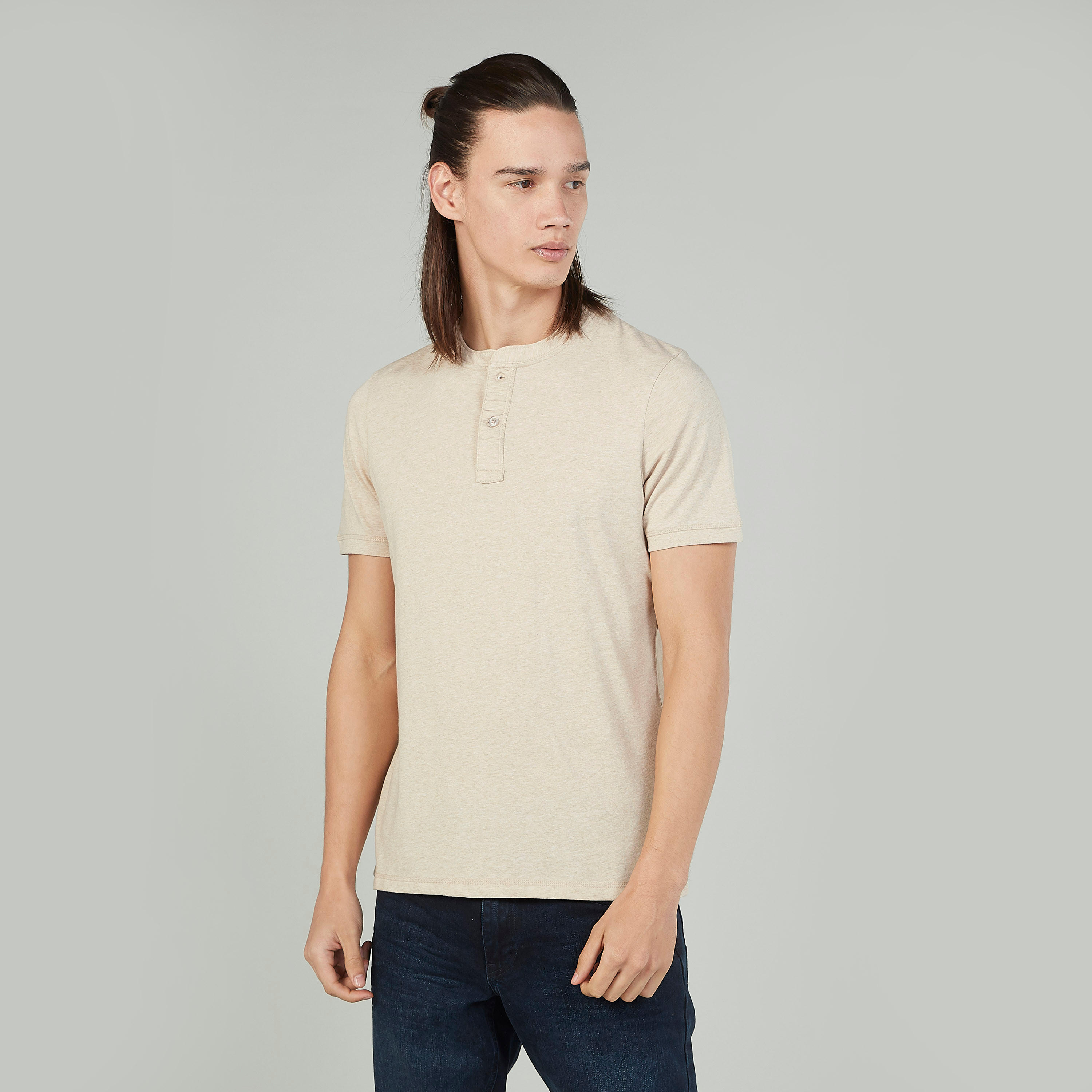 تيشيرت سادة بياقة هينلي وأكمام قصيرة-men-clothing-tshirtsandpolos-tshirts-image-5