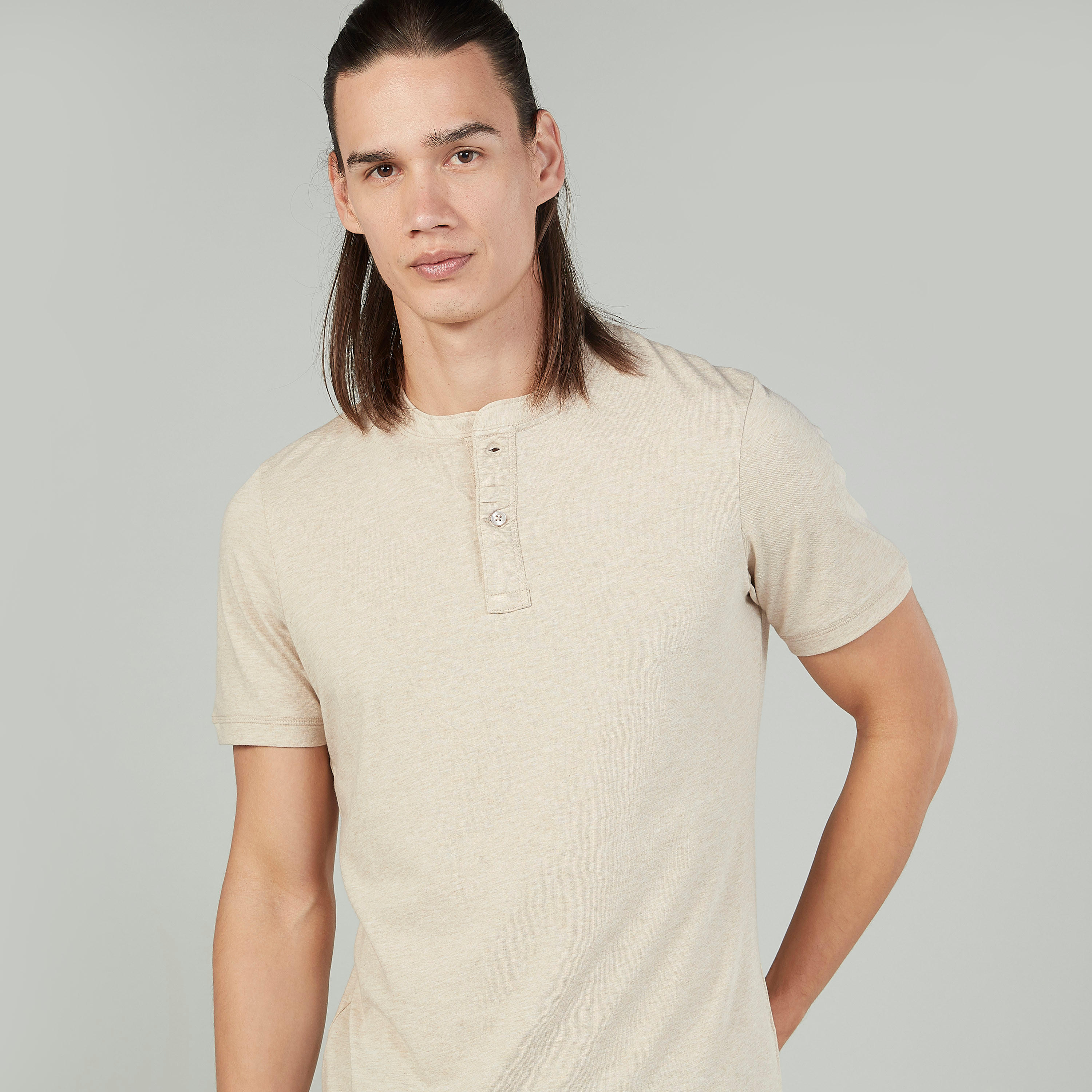 تيشيرت سادة بياقة هينلي وأكمام قصيرة-men-clothing-tshirtsandpolos-tshirts-image-3