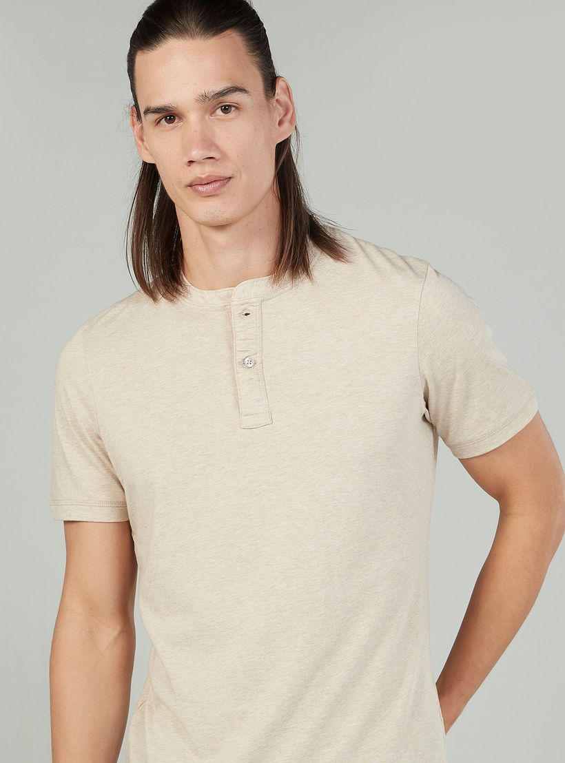 تيشيرت سادة بياقة هينلي وأكمام قصيرة-men-clothing-tshirtsandpolos-tshirts-image-3