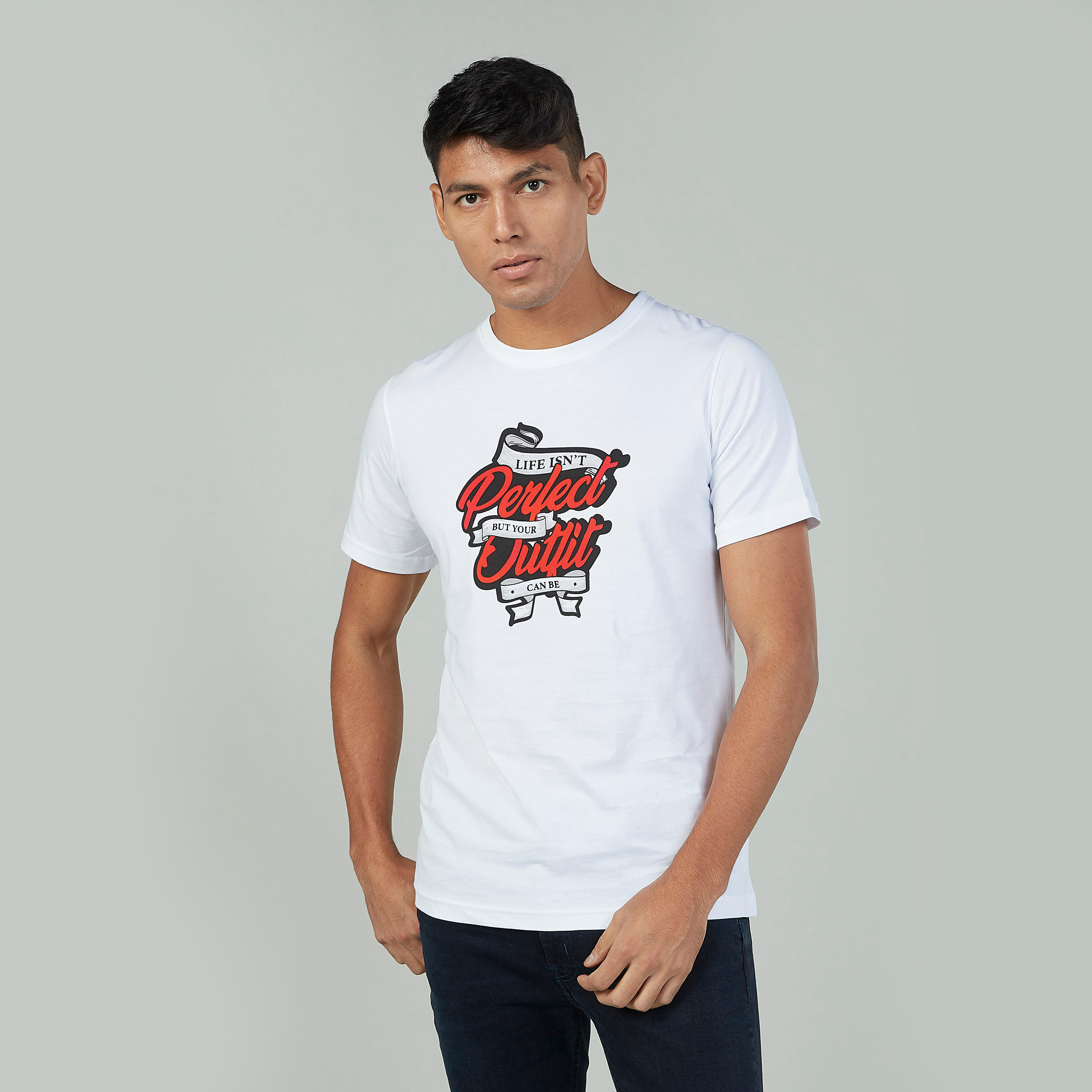 تيشيرت سليم بياقة ضيقة وأكمام قصيرة وطبعات جرافيك-men-clothing-tshirtsandpolos-tshirts-image-1