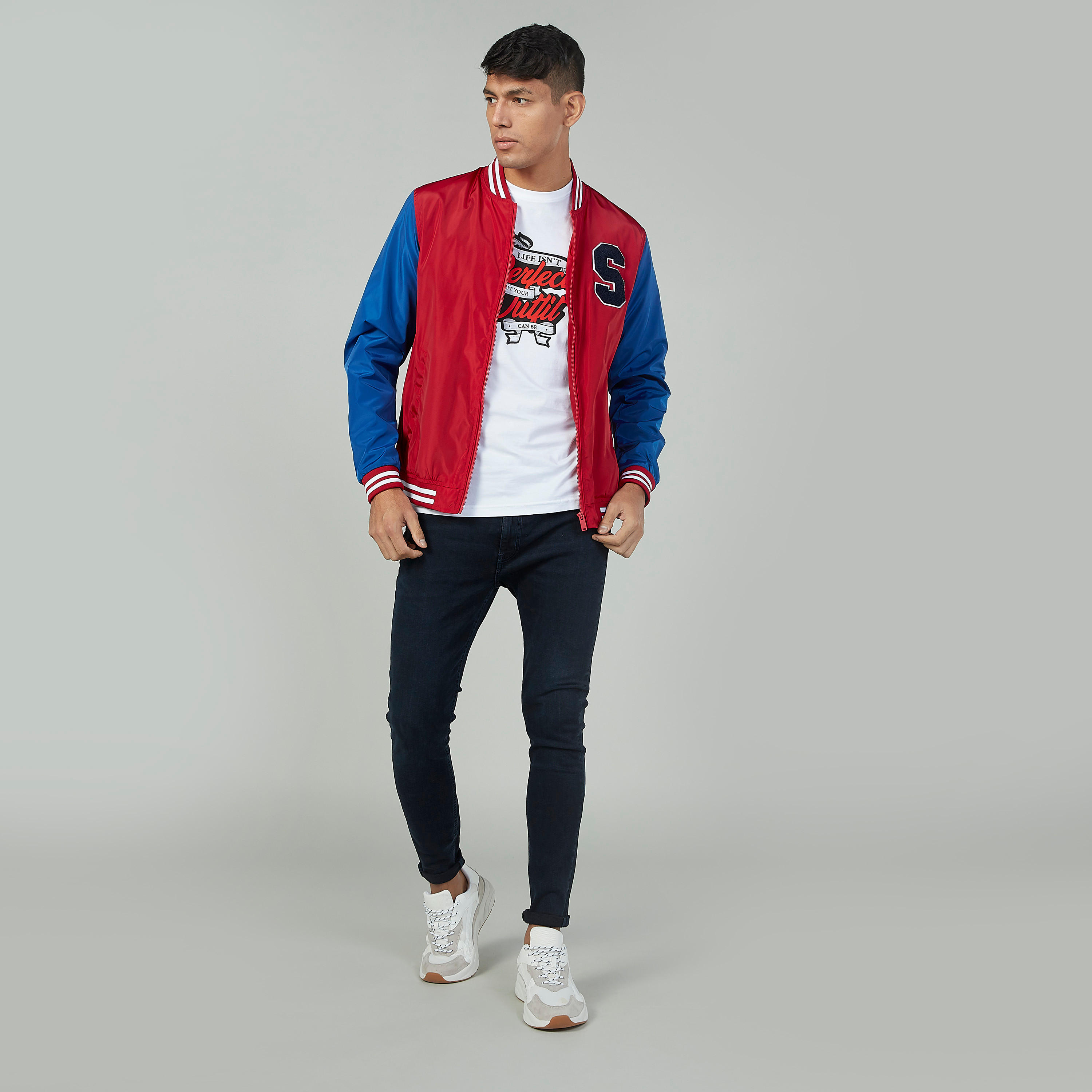 تيشيرت سليم بياقة ضيقة وأكمام قصيرة وطبعات جرافيك-men-clothing-tshirtsandpolos-tshirts-image-2