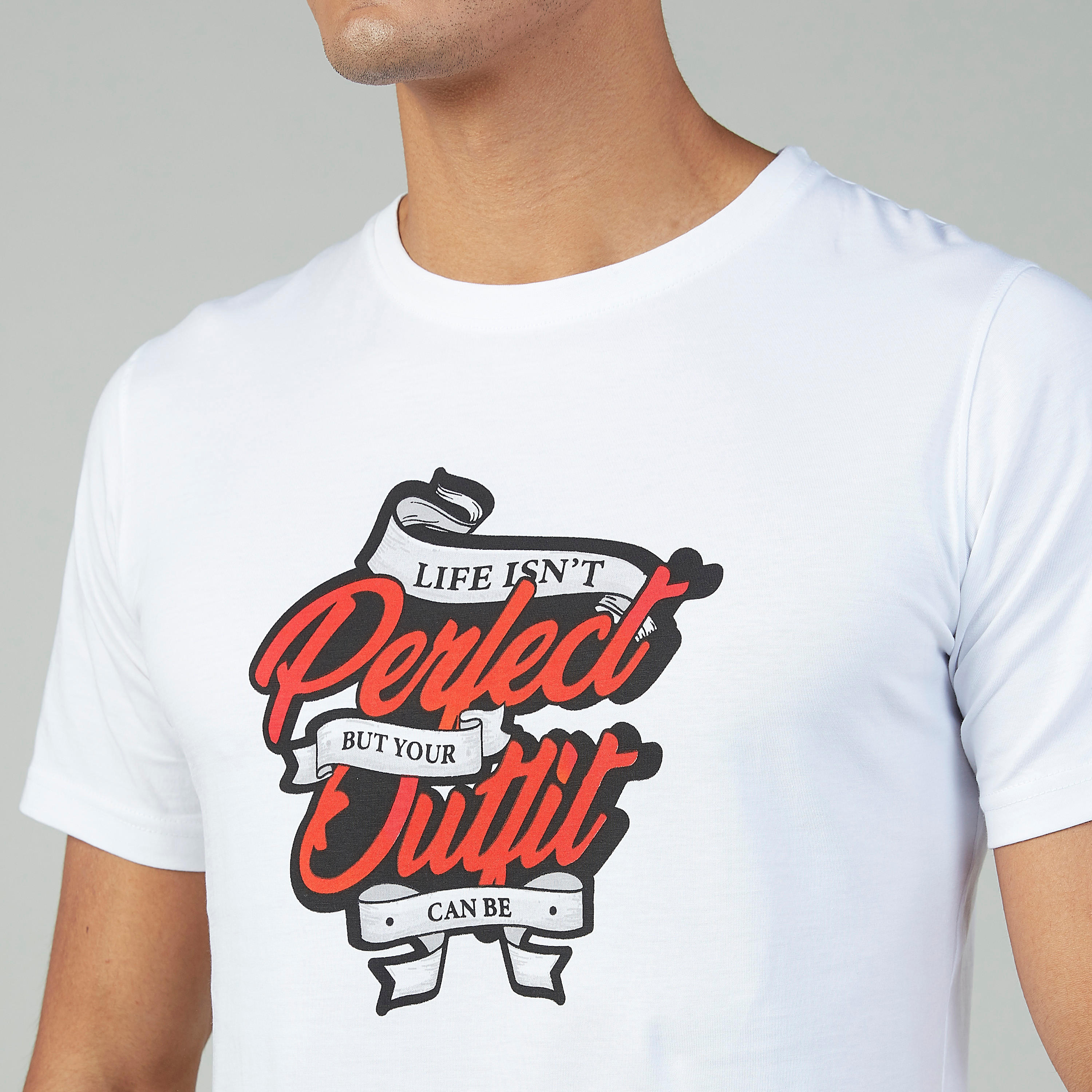 تيشيرت سليم بياقة ضيقة وأكمام قصيرة وطبعات جرافيك-men-clothing-tshirtsandpolos-tshirts-image-3