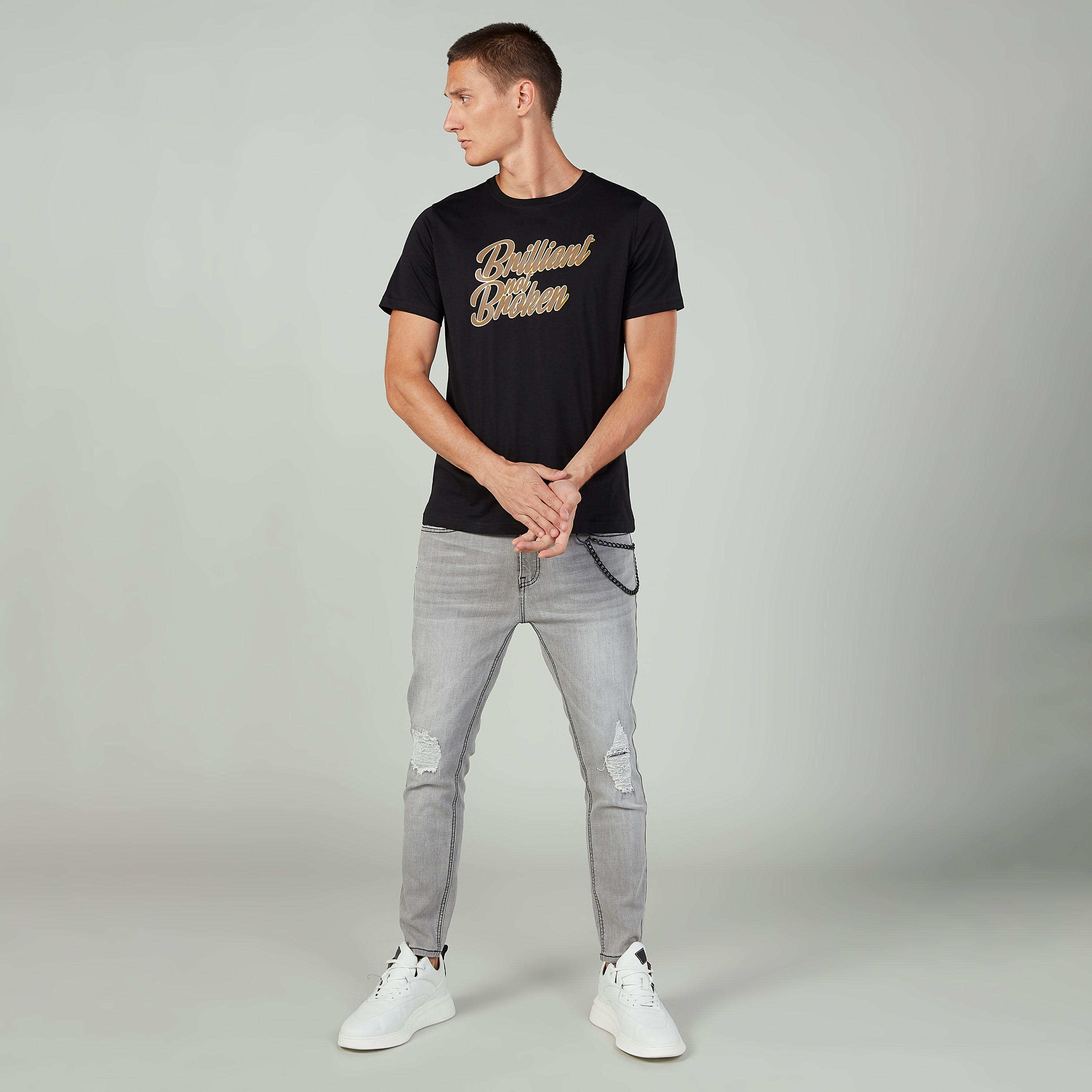 تيشيرت سليم بياقة ضيّقة وأكمام قصيرة وطبعات-men-clothing-tshirtsandpolos-tshirts-image-2