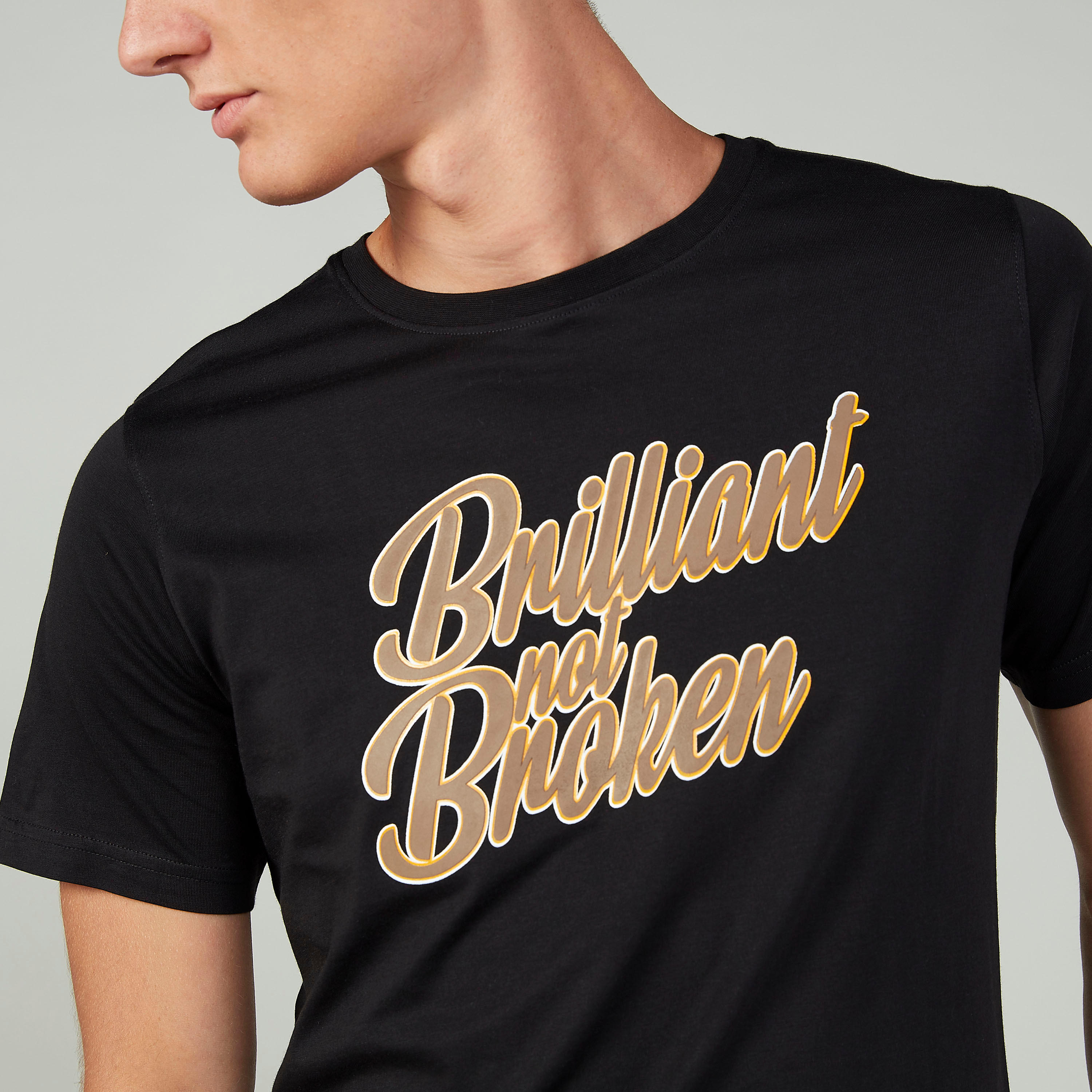 تيشيرت سليم بياقة ضيّقة وأكمام قصيرة وطبعات-men-clothing-tshirtsandpolos-tshirts-image-3