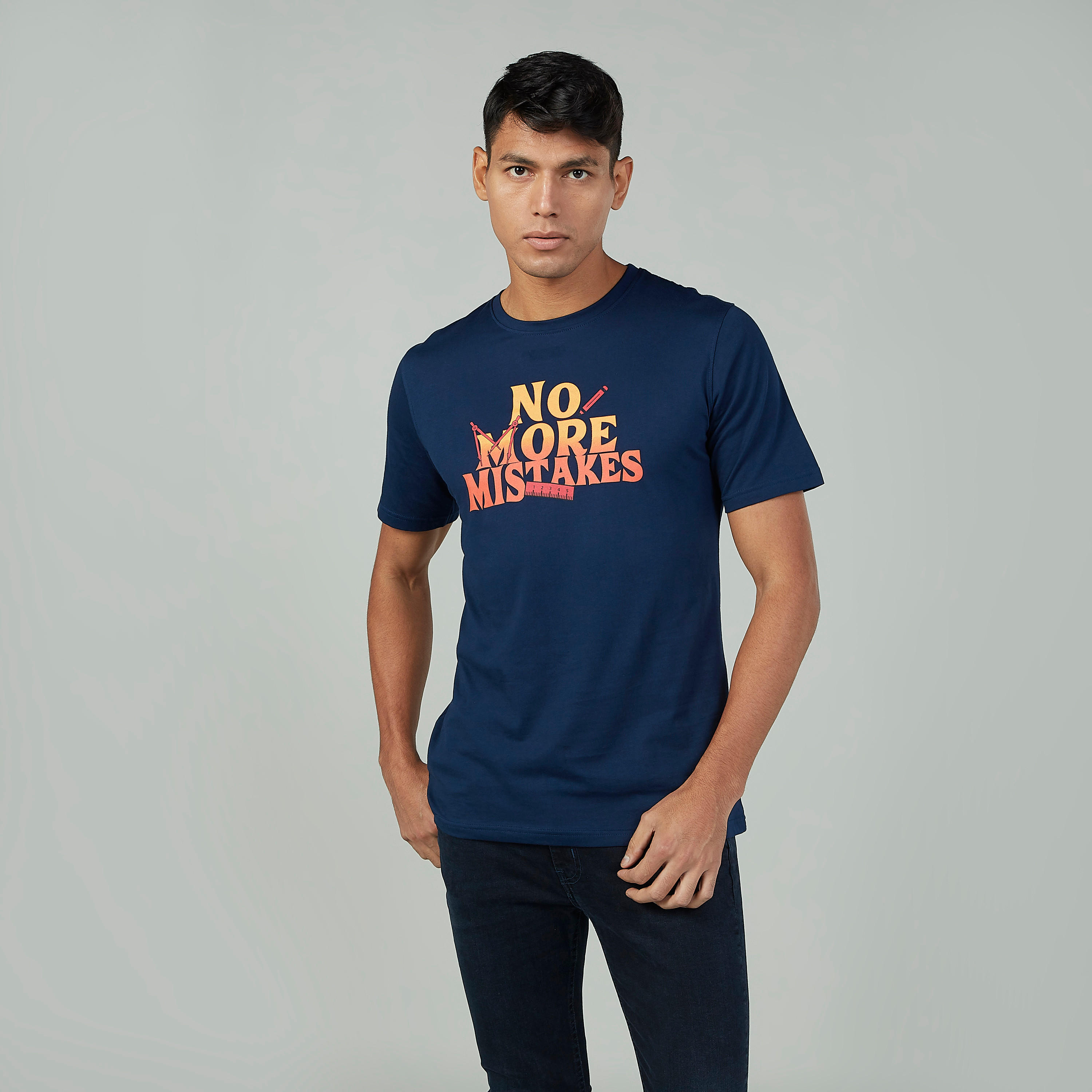 تيشيرت سليم بياقة ضيقة وأكمام قصيرة وطبعات جرافيك-men-clothing-tshirtsandpolos-tshirts-image-1