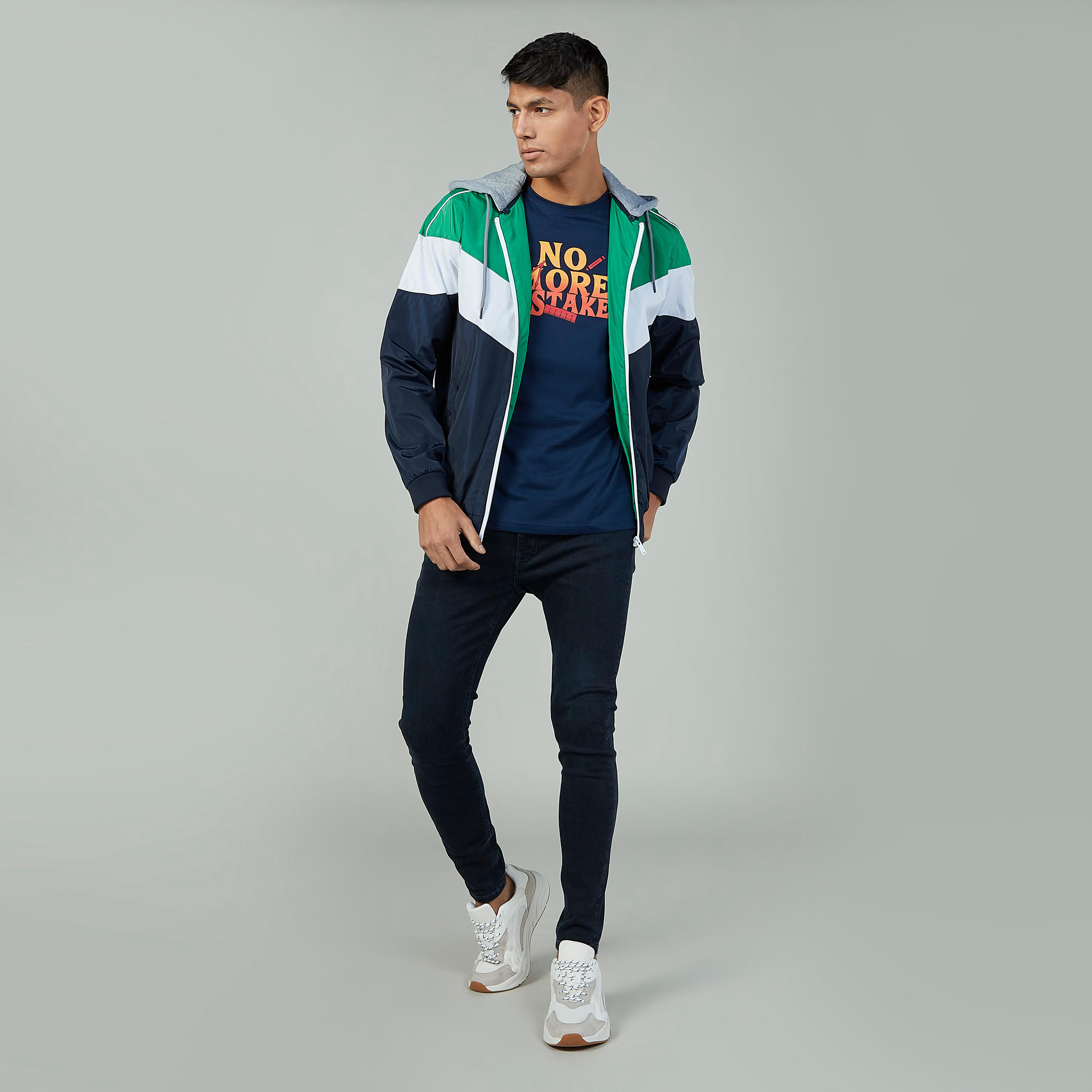 تيشيرت سليم بياقة ضيقة وأكمام قصيرة وطبعات جرافيك-men-clothing-tshirtsandpolos-tshirts-image-2