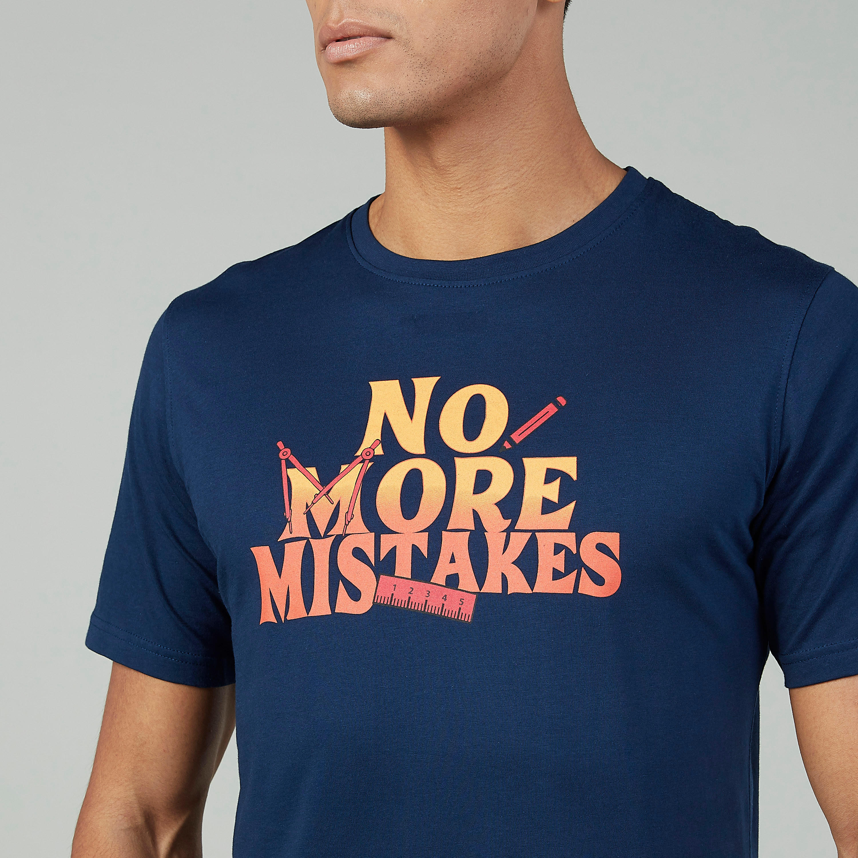 تيشيرت سليم بياقة ضيقة وأكمام قصيرة وطبعات جرافيك-men-clothing-tshirtsandpolos-tshirts-image-3