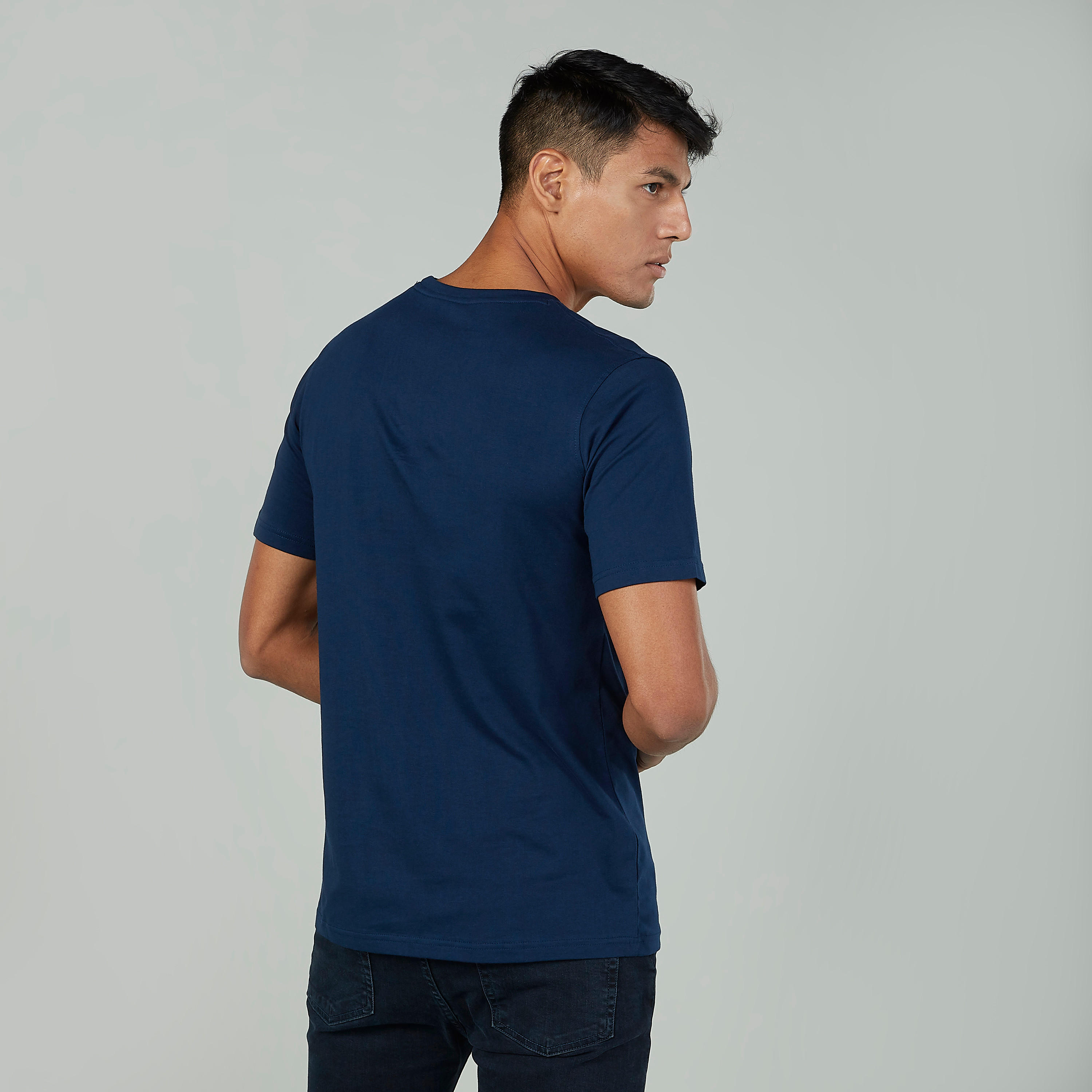 تيشيرت سليم بياقة ضيقة وأكمام قصيرة وطبعات جرافيك-men-clothing-tshirtsandpolos-tshirts-image-4