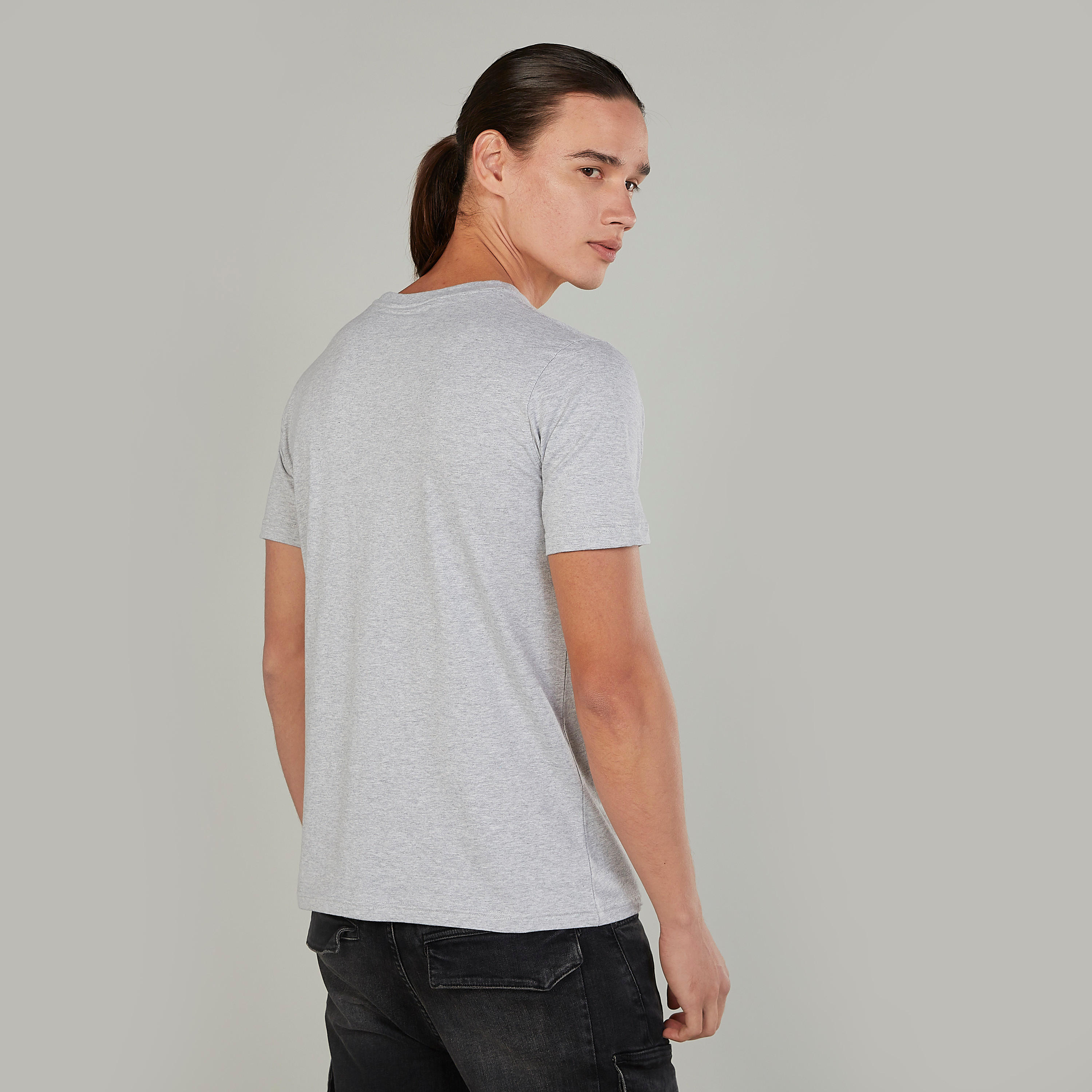 تيشيرت سليم بياقة ضيّقة وأكمام قصيرة وطبعات-men-clothing-tshirtsandpolos-tshirts-image-4