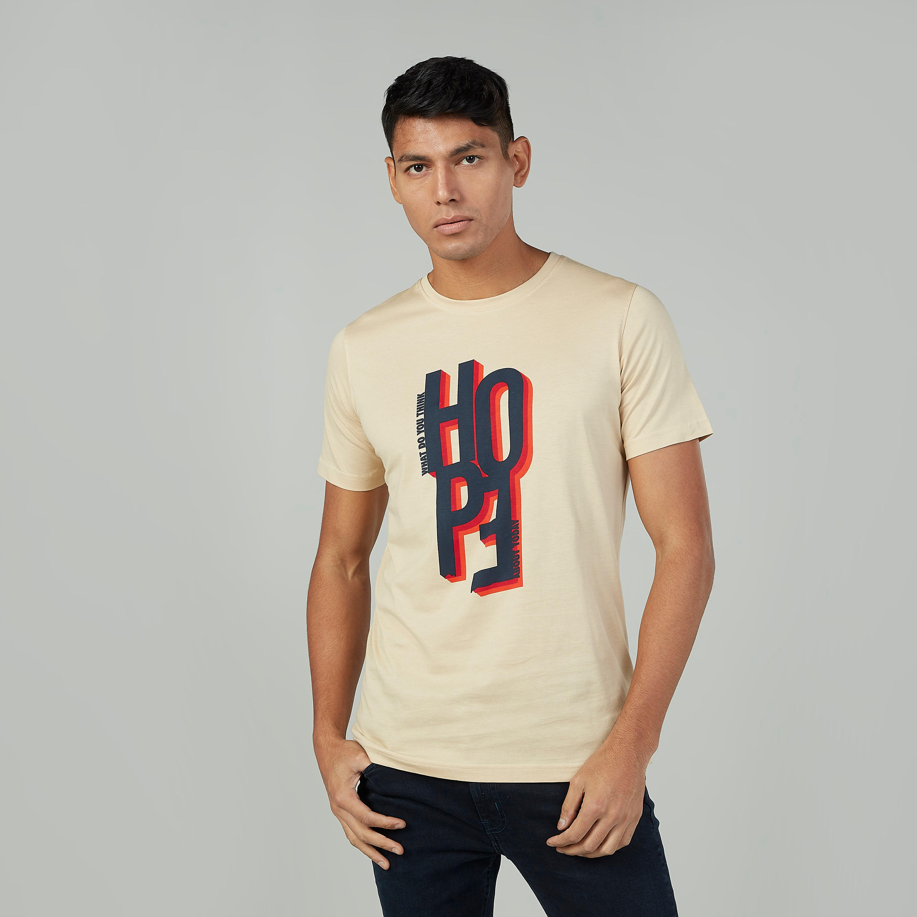 تيشيرت سليم بياقة ضيقة وأكمام قصيرة وطبعات جرافيك-men-clothing-tshirtsandpolos-tshirts-image-1