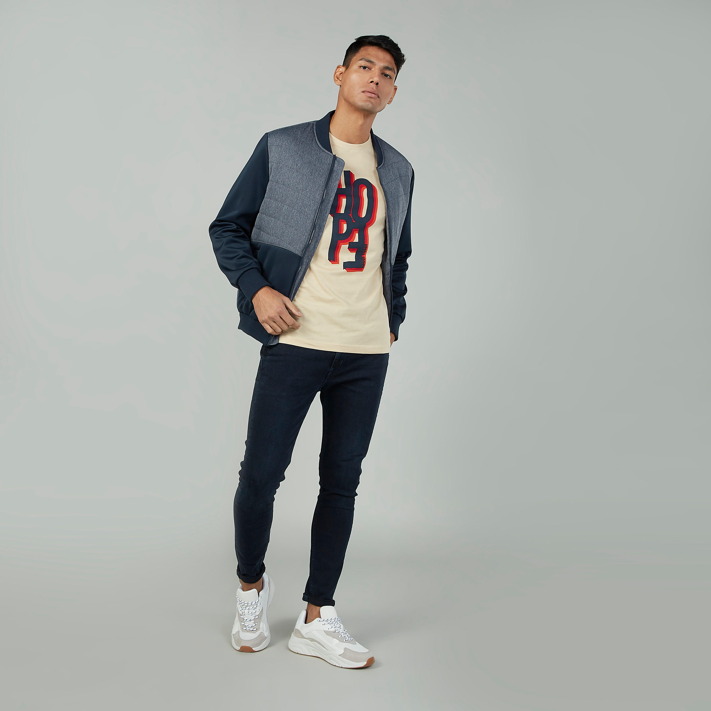 تيشيرت سليم بياقة ضيقة وأكمام قصيرة وطبعات جرافيك-men-clothing-tshirtsandpolos-tshirts-image-2