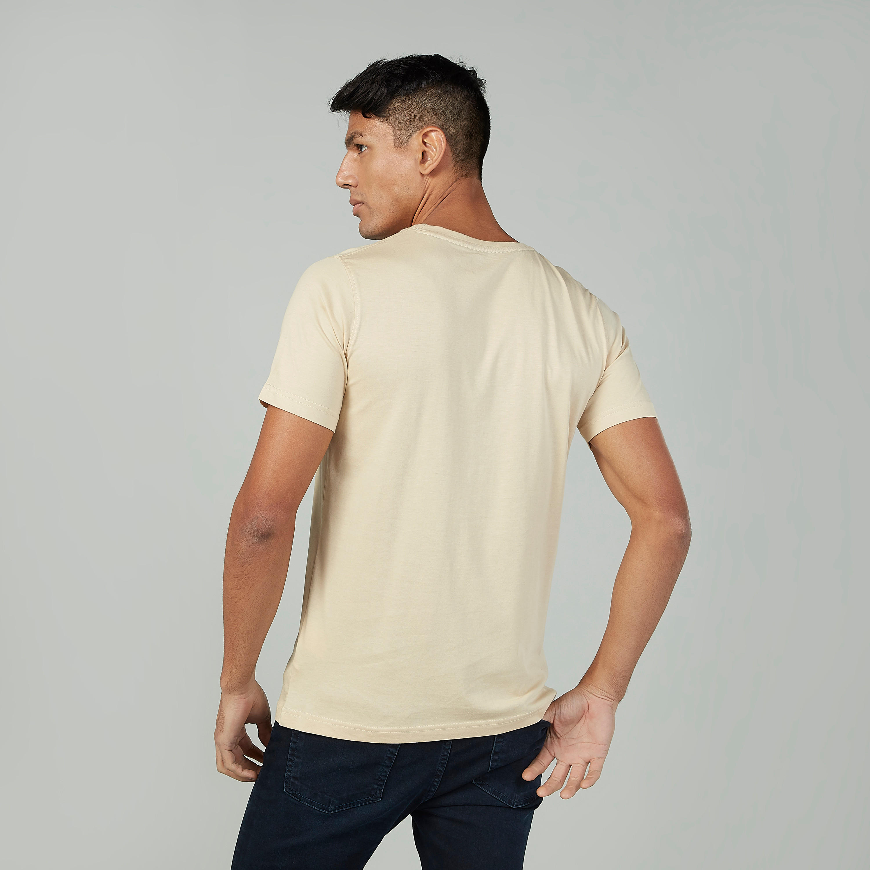تيشيرت سليم بياقة ضيقة وأكمام قصيرة وطبعات جرافيك-men-clothing-tshirtsandpolos-tshirts-image-4