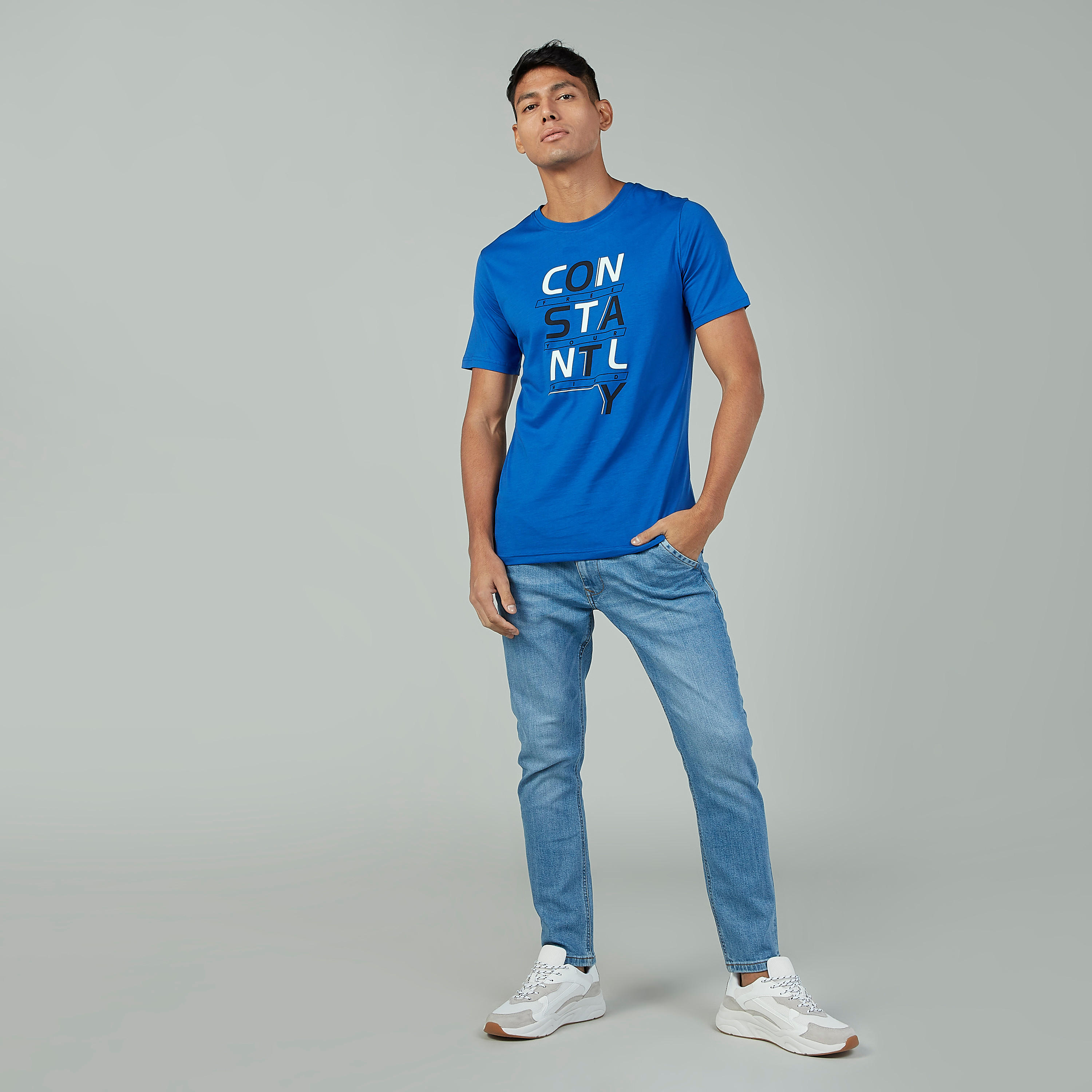 تيشيرت سليم بياقة ضيّقة وأكمام قصيرة وطبعات-men-clothing-tshirtsandpolos-tshirts-image-2
