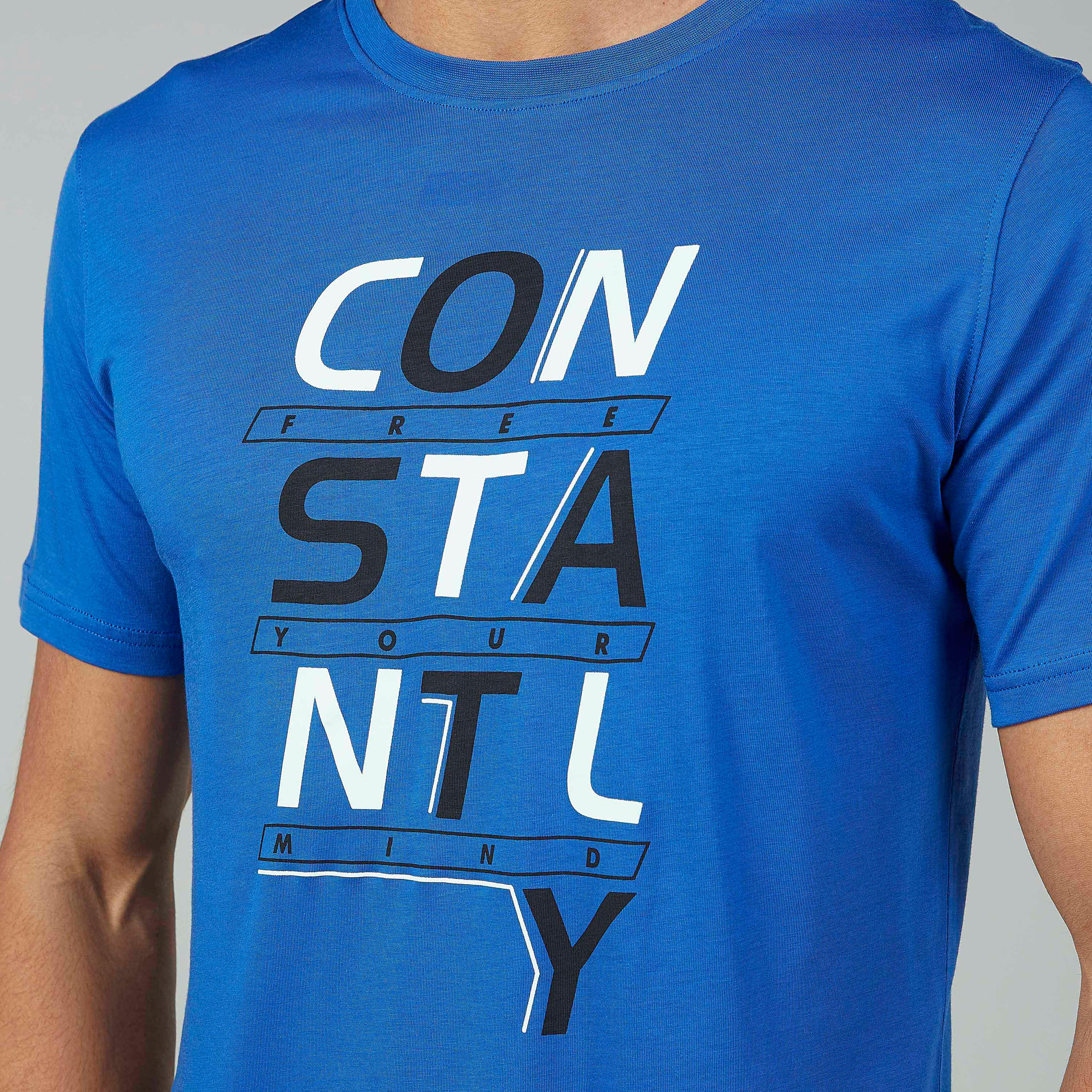 تيشيرت سليم بياقة ضيّقة وأكمام قصيرة وطبعات-men-clothing-tshirtsandpolos-tshirts-image-3