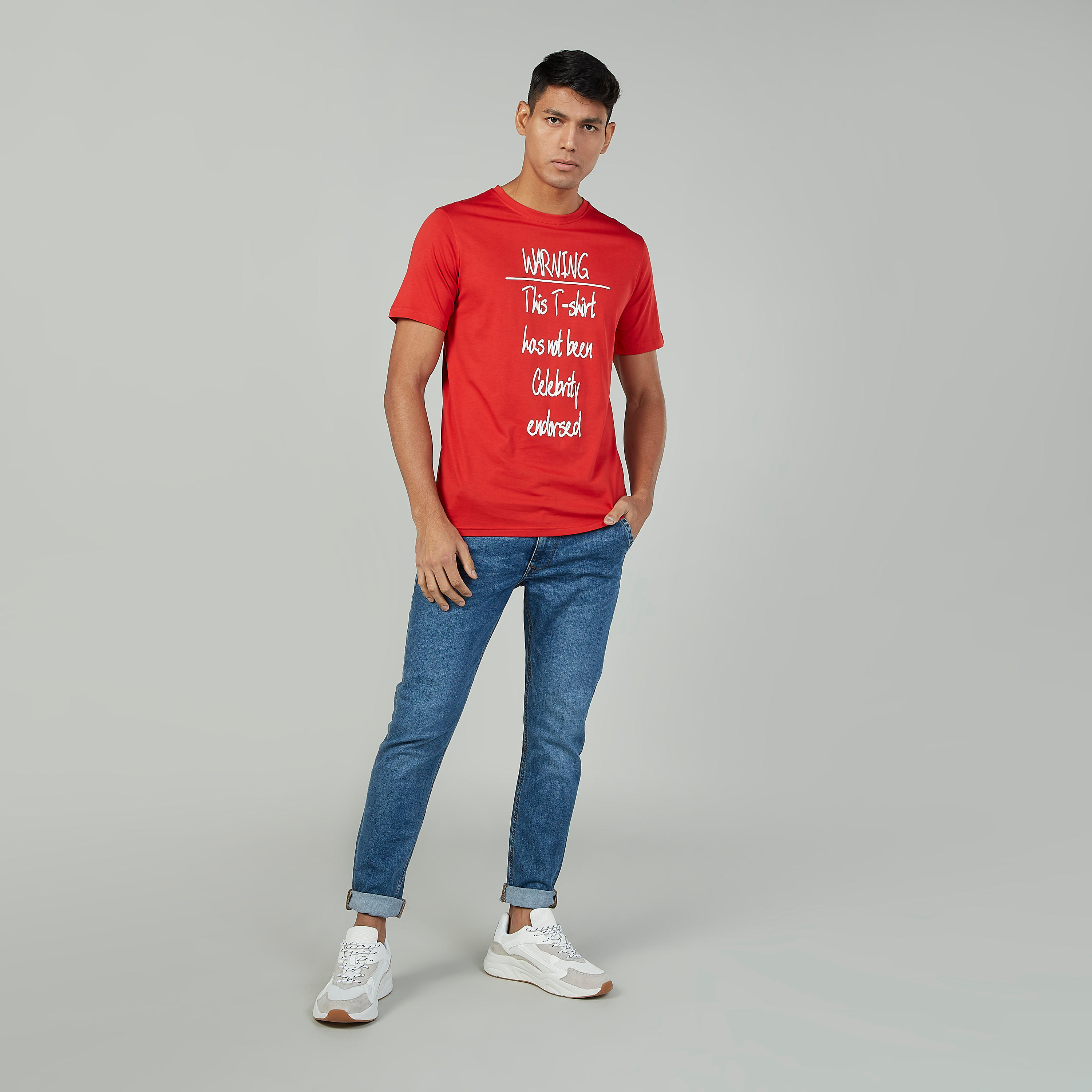 تيشيرت سليم بياقة ضيقة وأكمام قصيرة وطبعات جرافيك-men-clothing-tshirtsandpolos-tshirts-image-2