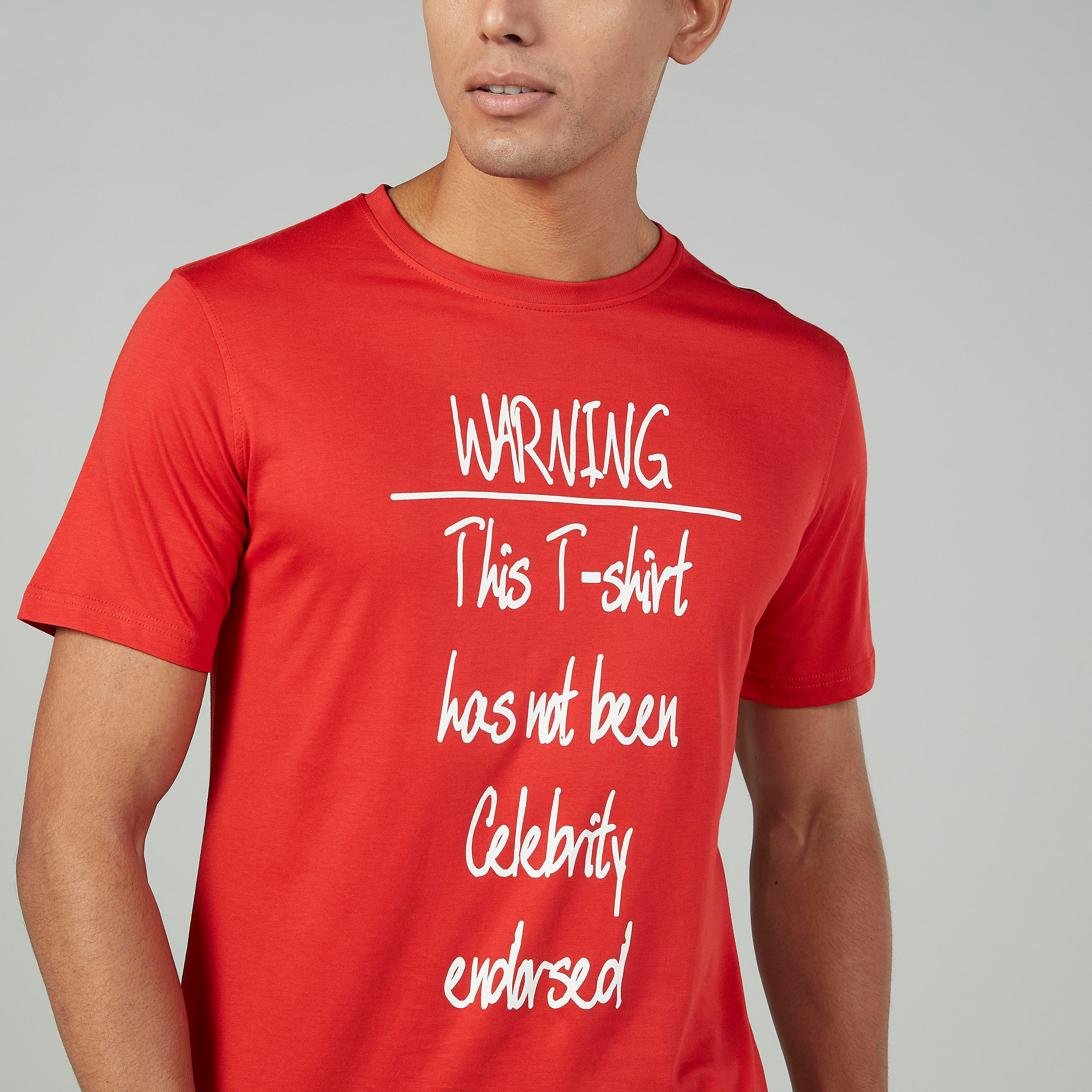 تيشيرت سليم بياقة ضيقة وأكمام قصيرة وطبعات جرافيك-men-clothing-tshirtsandpolos-tshirts-image-3