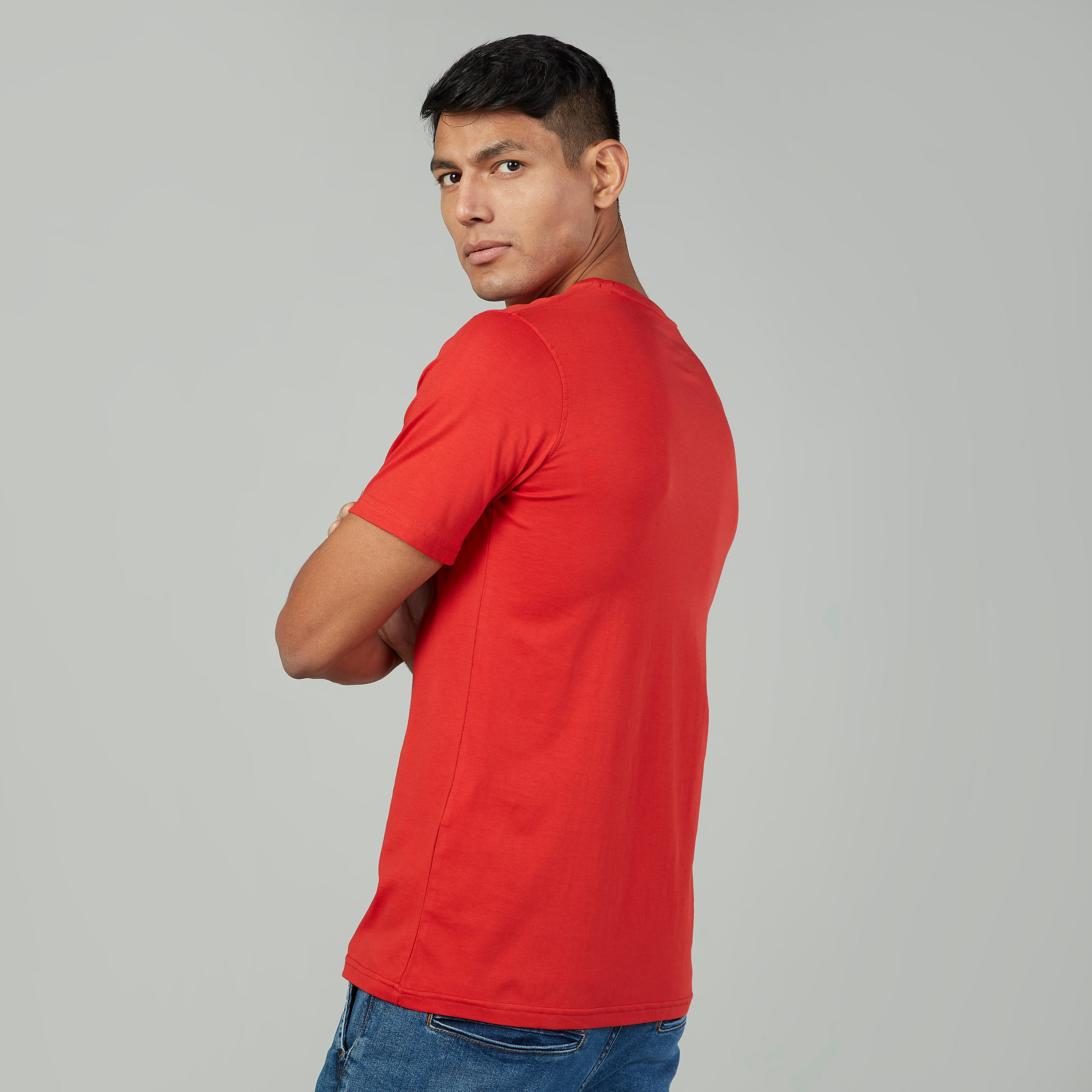 تيشيرت سليم بياقة ضيقة وأكمام قصيرة وطبعات جرافيك-men-clothing-tshirtsandpolos-tshirts-image-4
