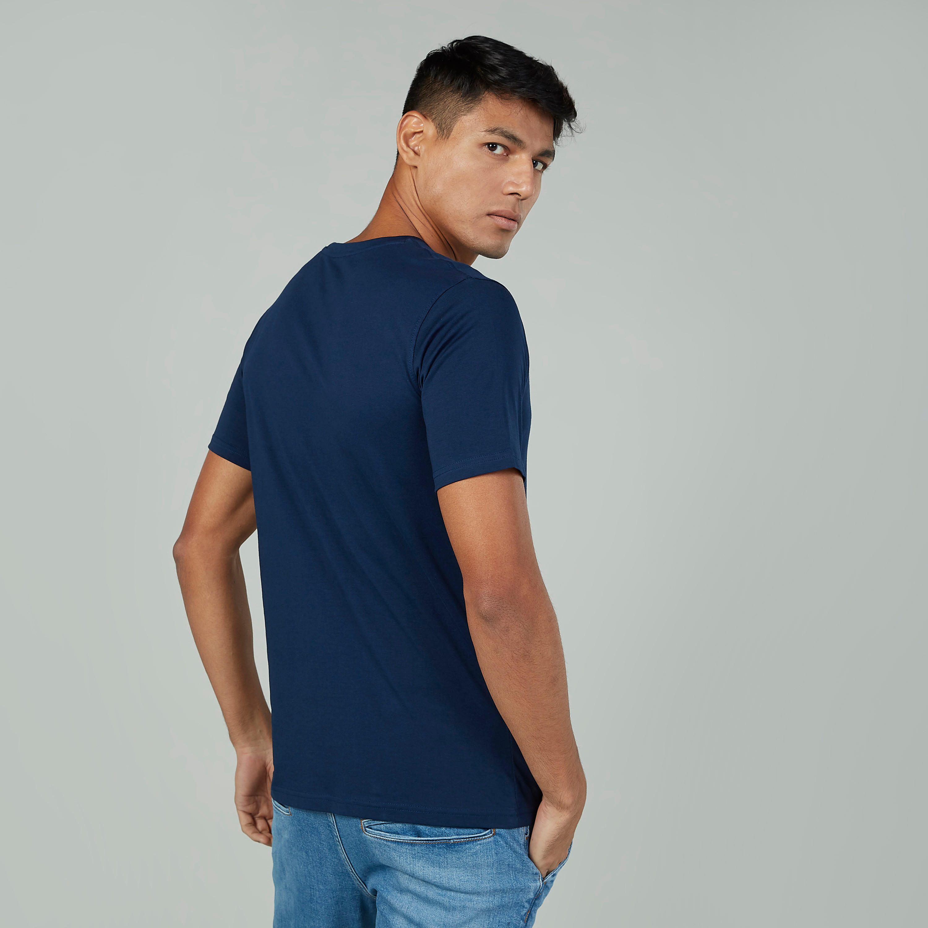 تيشيرت سليم بياقة ضيقة وأكمام قصيرة وطبعات جرافيك-men-clothing-tshirtsandpolos-tshirts-image-4