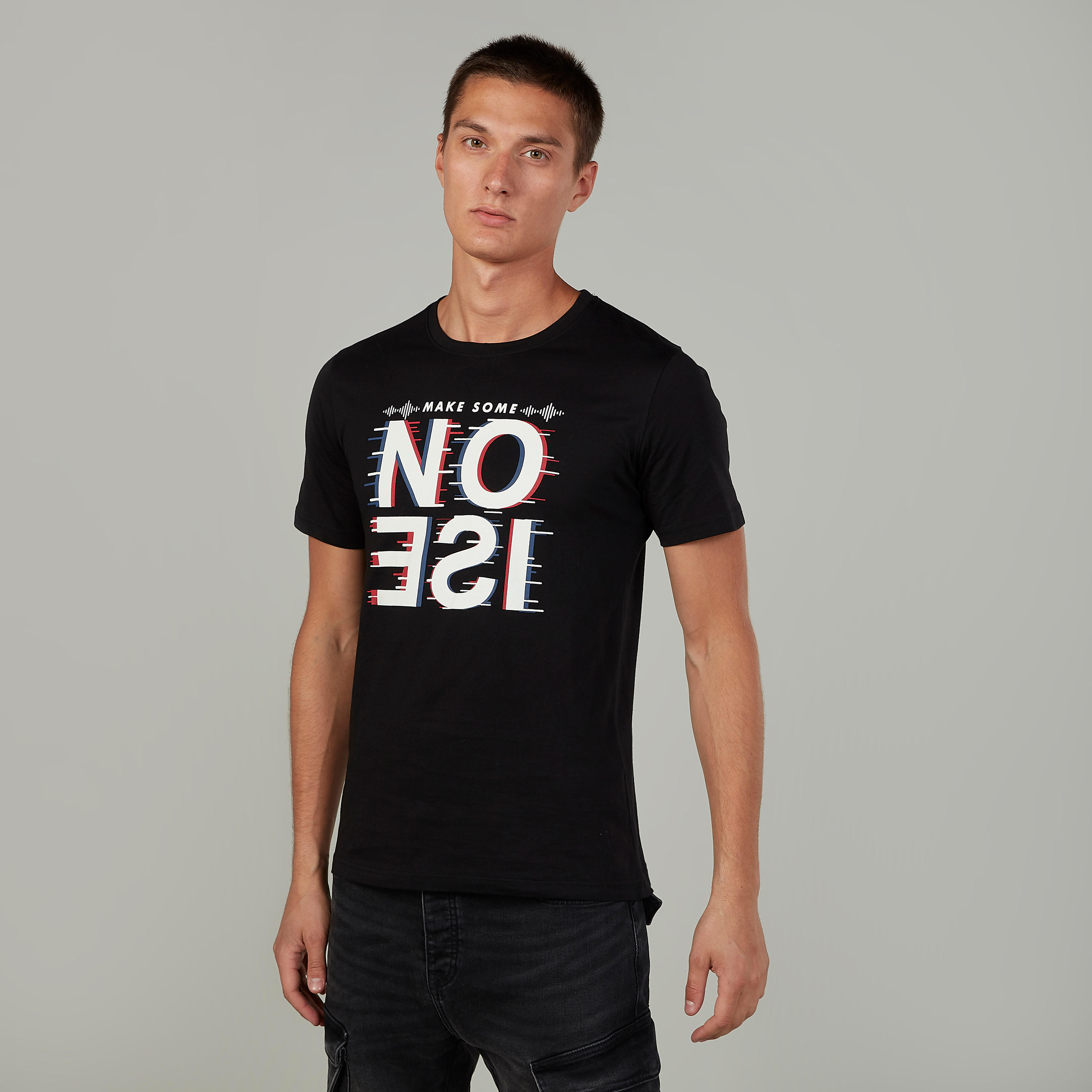 تيشيرت سليم بياقة ضيّقة وأكمام قصيرة وطبعات-men-clothing-tshirtsandpolos-tshirts-image-1