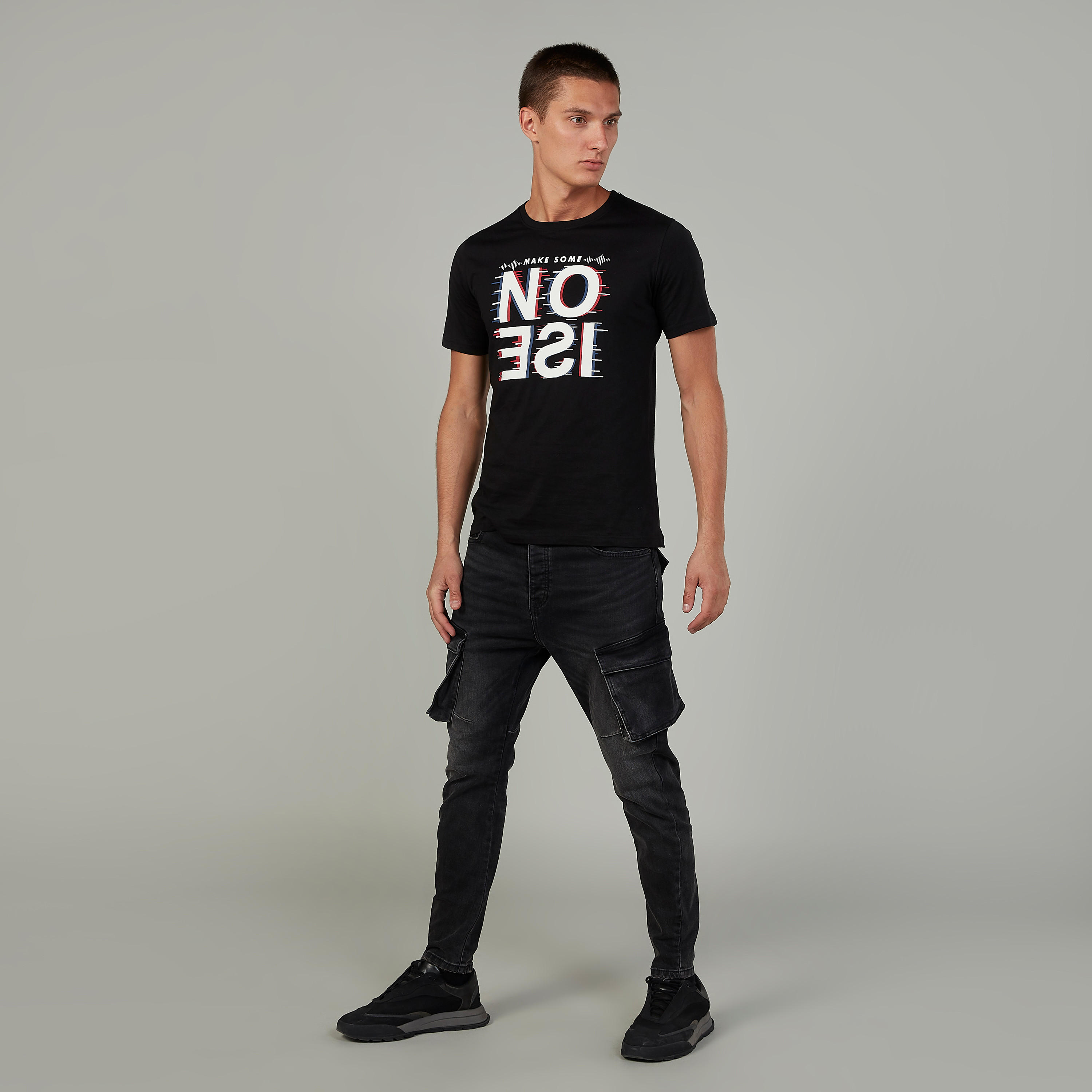 تيشيرت سليم بياقة ضيّقة وأكمام قصيرة وطبعات-men-clothing-tshirtsandpolos-tshirts-image-2
