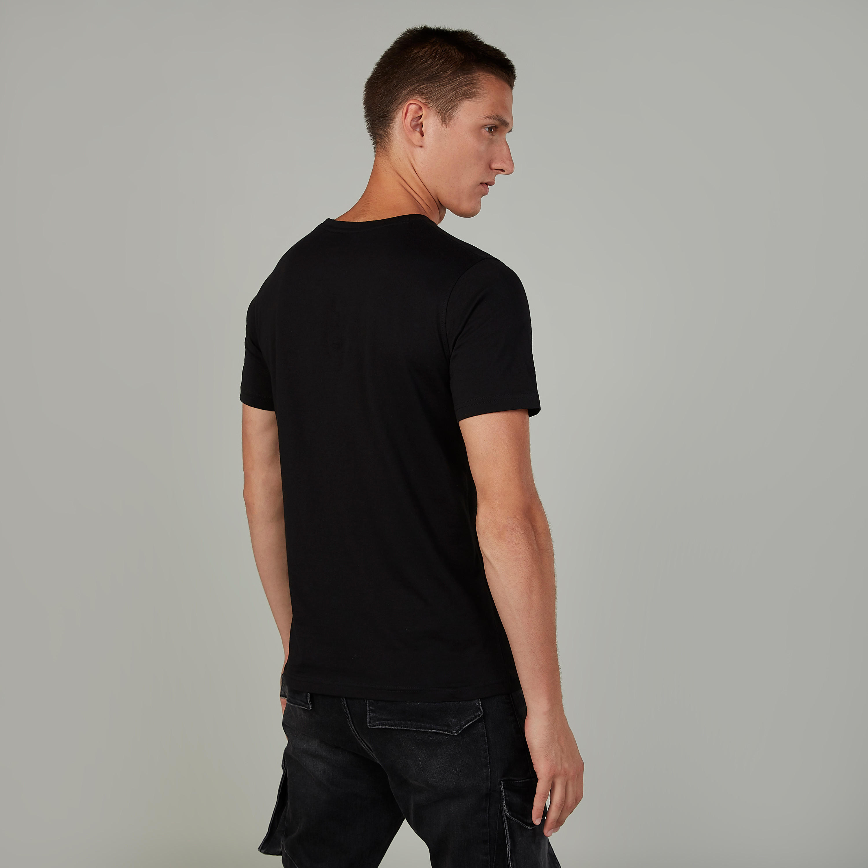 تيشيرت سليم بياقة ضيّقة وأكمام قصيرة وطبعات-men-clothing-tshirtsandpolos-tshirts-image-4