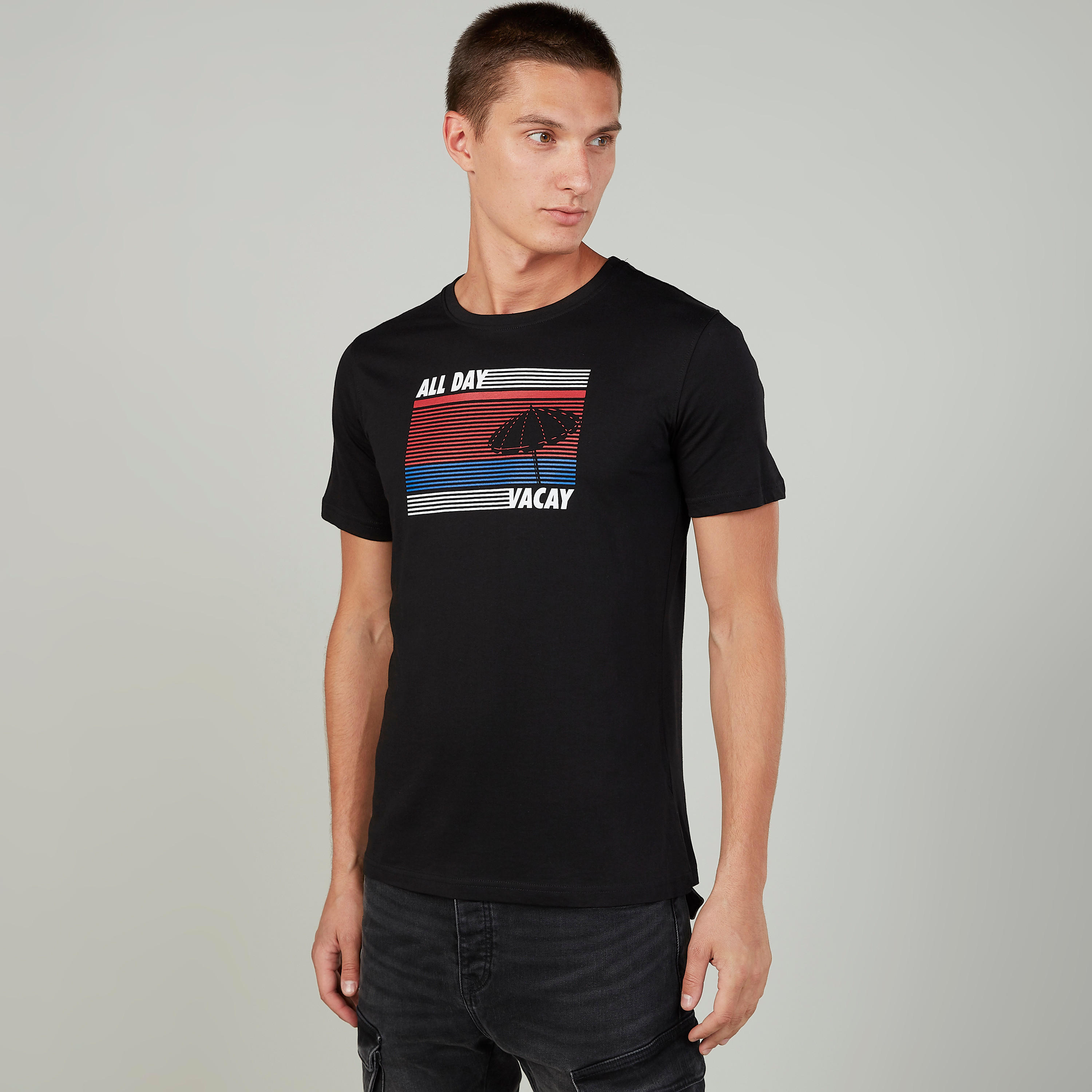 تيشيرت بياقة ضيقة وأكمام قصيرة وطبعات-men-clothing-tshirtsandpolos-tshirts-image-1
