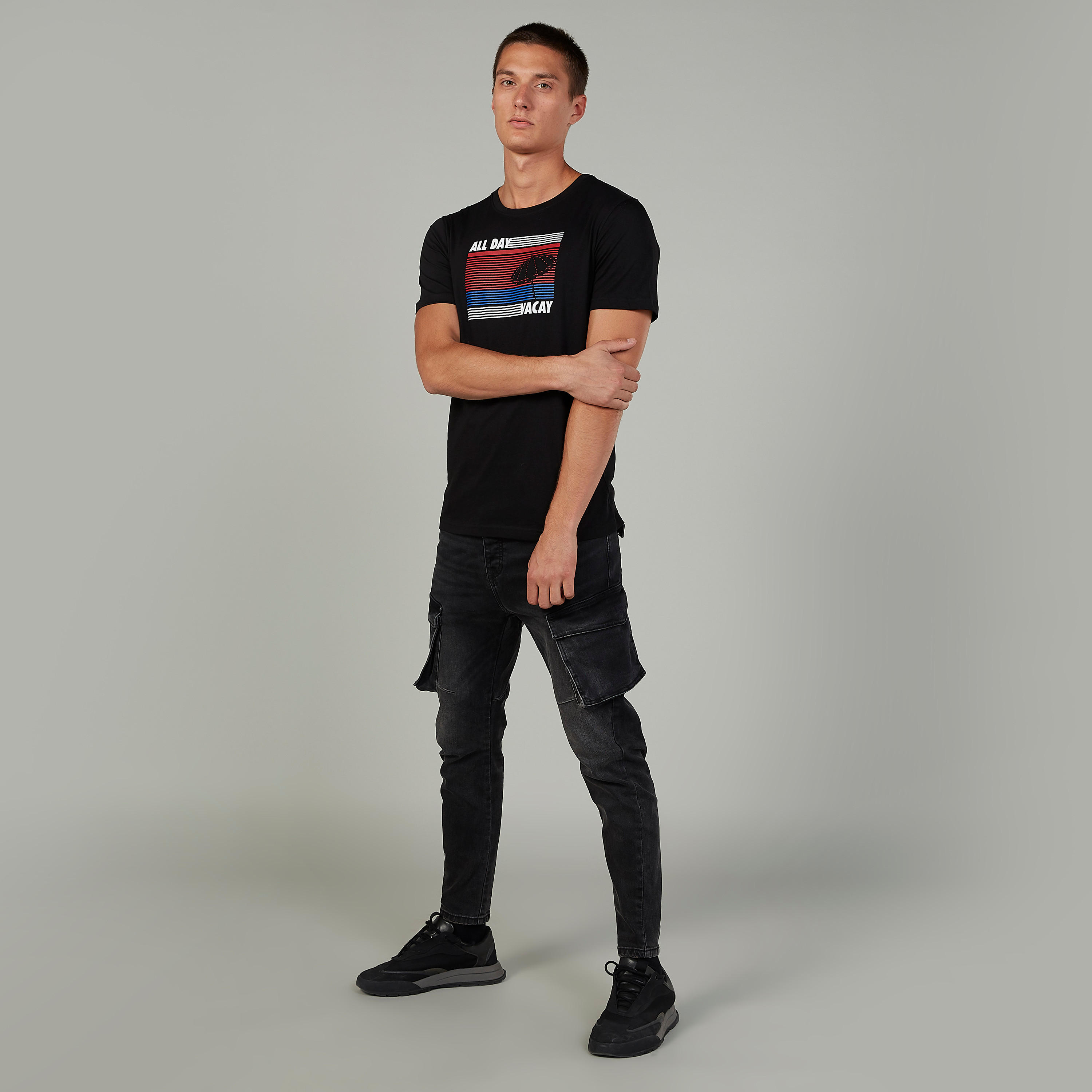 تيشيرت بياقة ضيقة وأكمام قصيرة وطبعات-men-clothing-tshirtsandpolos-tshirts-image-2