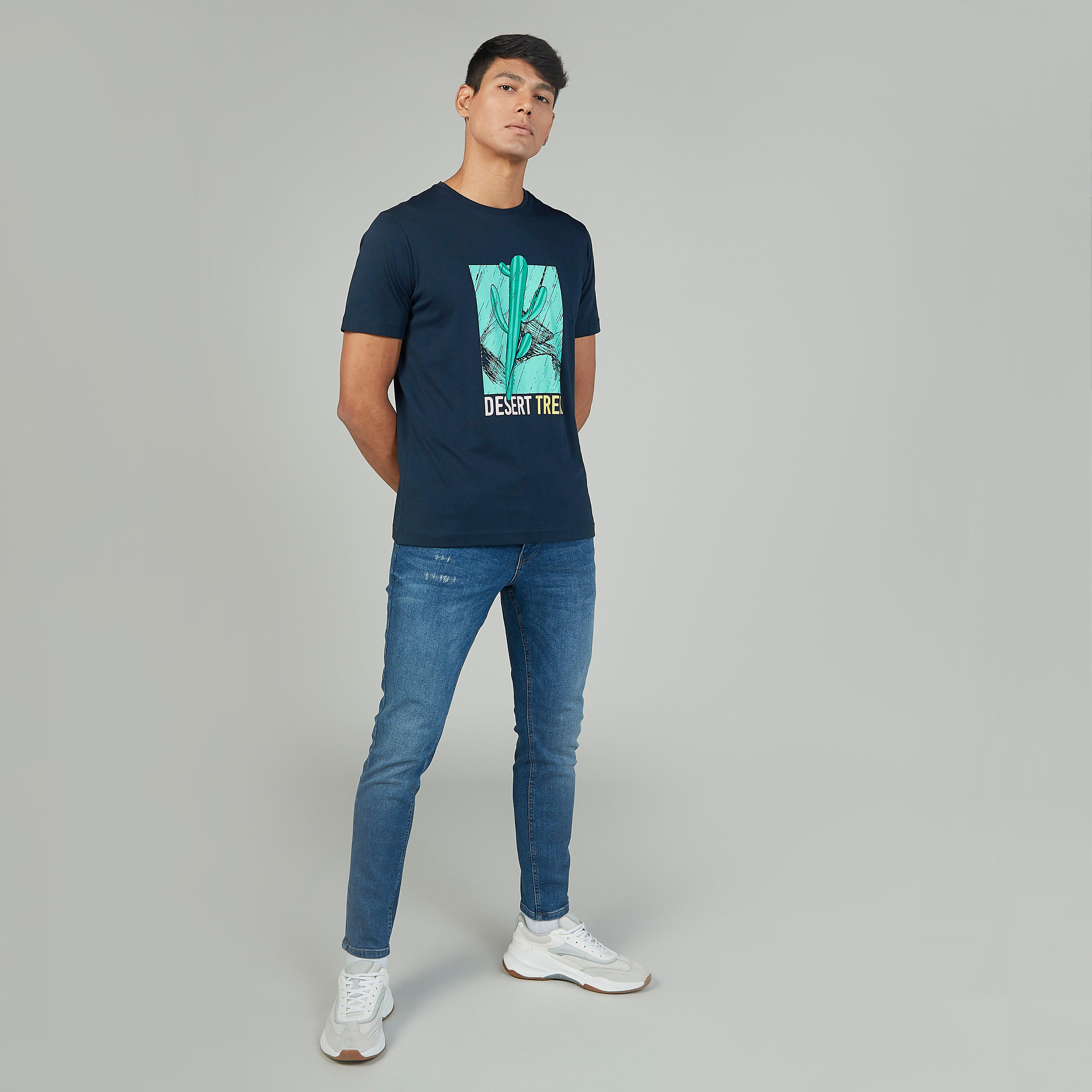 بنطلون مستدام بقصة سكيني بخصر متوسط الإرتفاع بتفاصيل شريط-men-clothing-tshirtsandpolos-tshirts-image-2