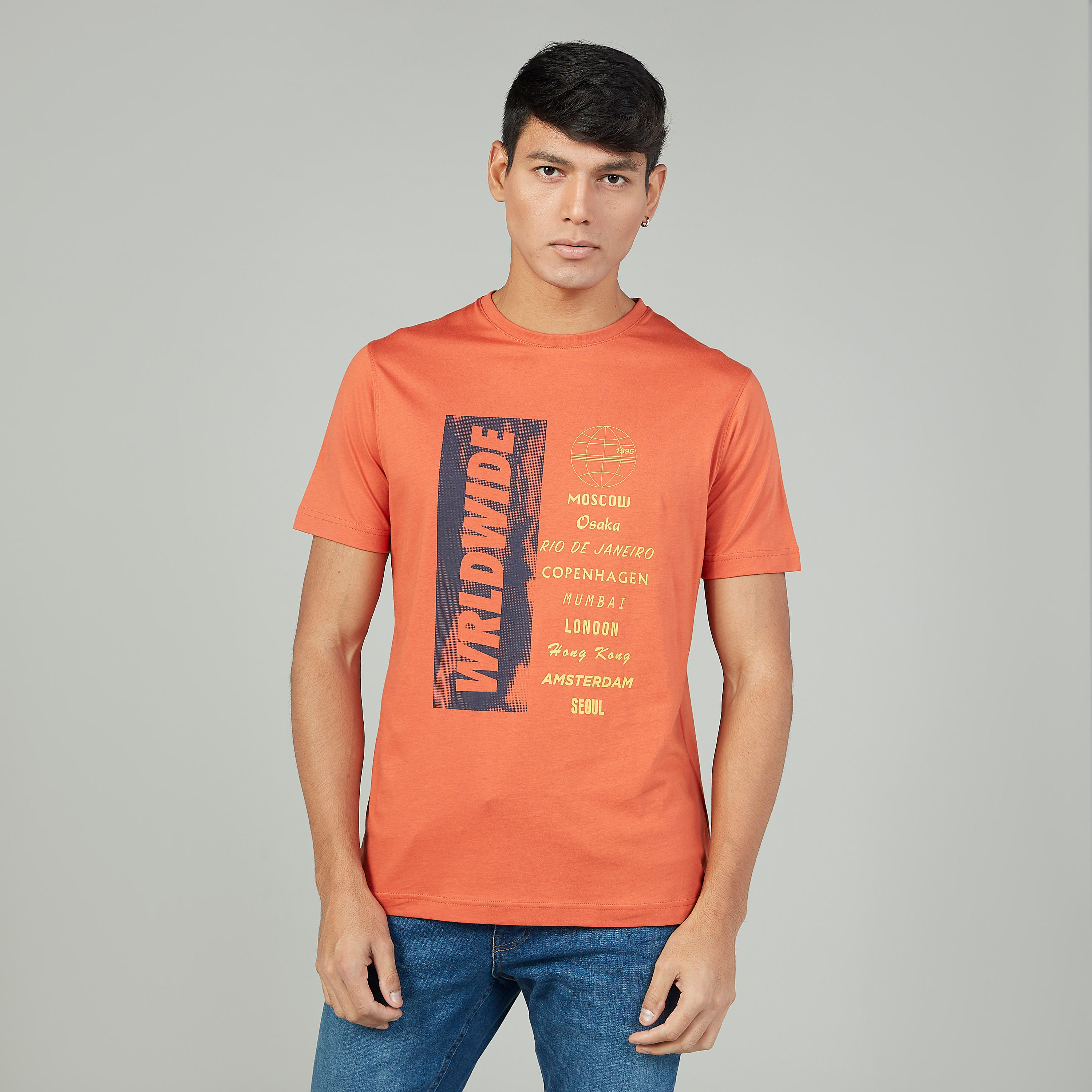 تيشيرت سليم بياقة ضيّقة وأكمام قصيرة وطبعات من خامات مستدامة-men-clothing-tshirtsandpolos-tshirts-image-1