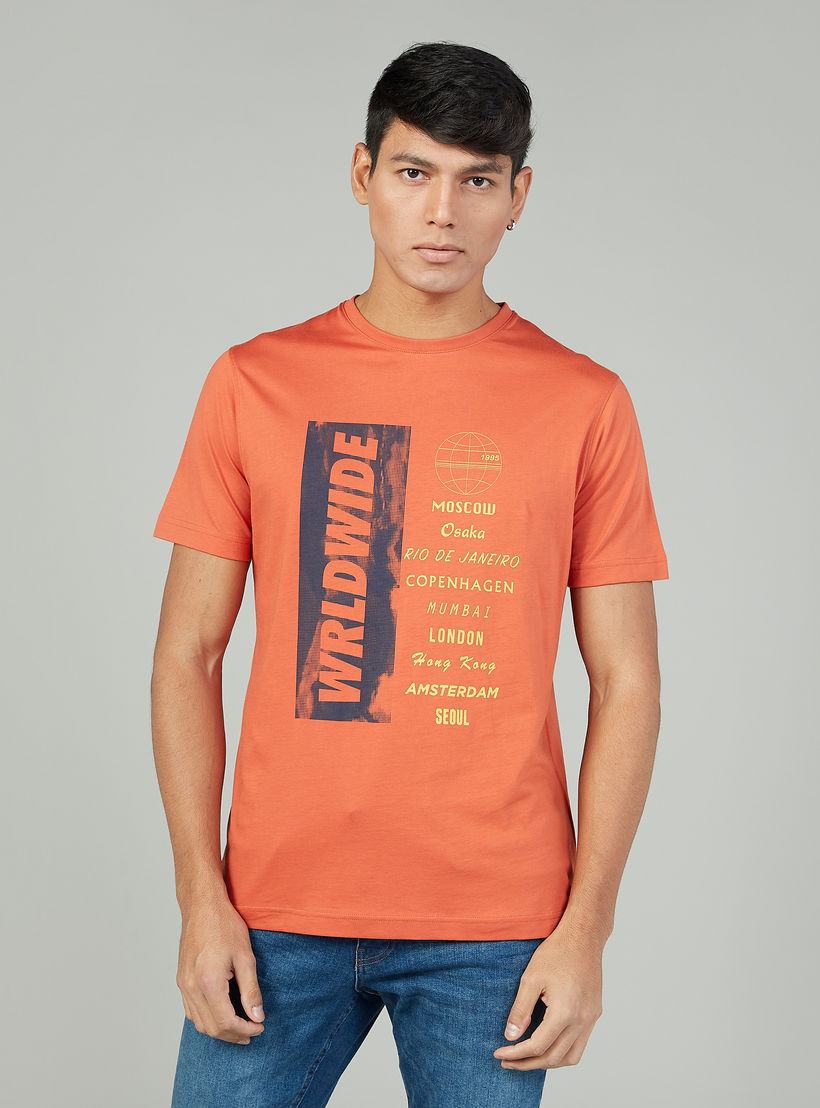 تيشيرت سليم بياقة ضيّقة وأكمام قصيرة وطبعات من خامات مستدامة-men-clothing-tshirtsandpolos-tshirts-image-1