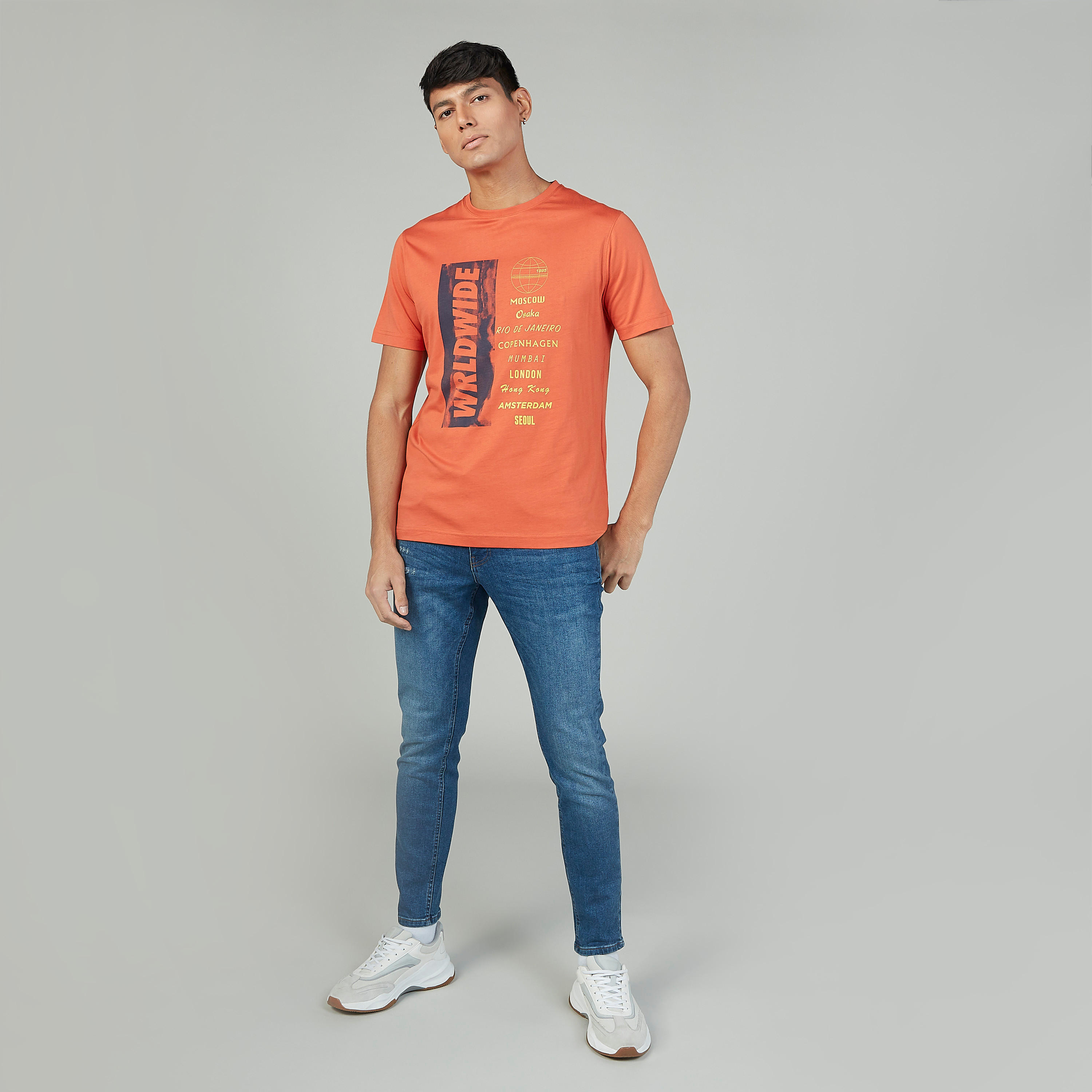تيشيرت سليم بياقة ضيّقة وأكمام قصيرة وطبعات من خامات مستدامة-men-clothing-tshirtsandpolos-tshirts-image-2