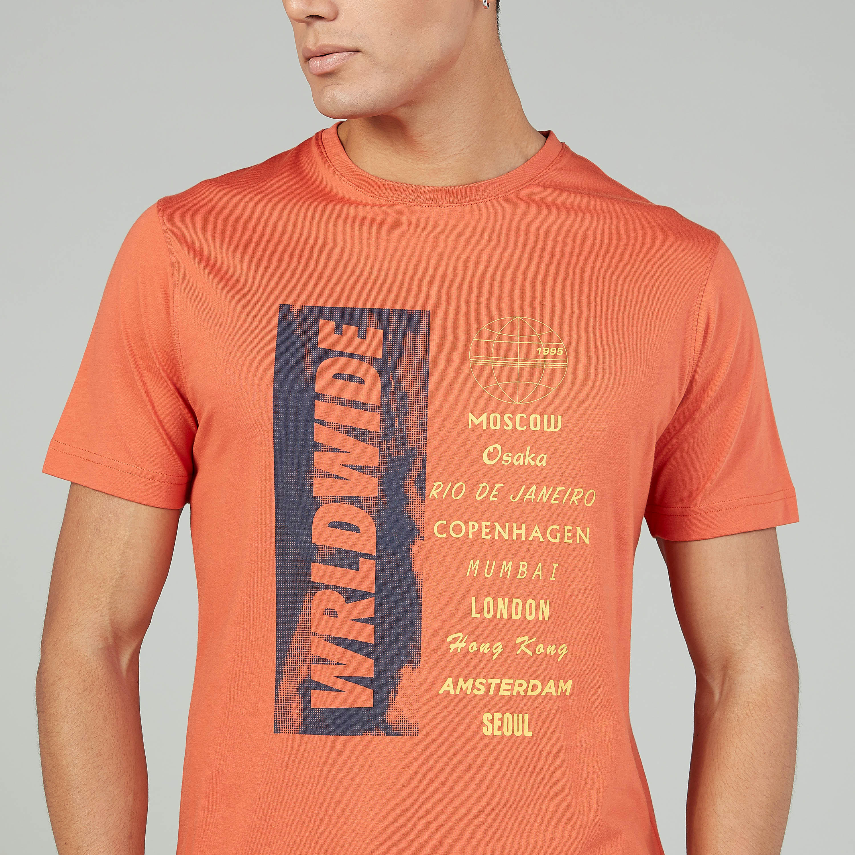 تيشيرت سليم بياقة ضيّقة وأكمام قصيرة وطبعات من خامات مستدامة-men-clothing-tshirtsandpolos-tshirts-image-3
