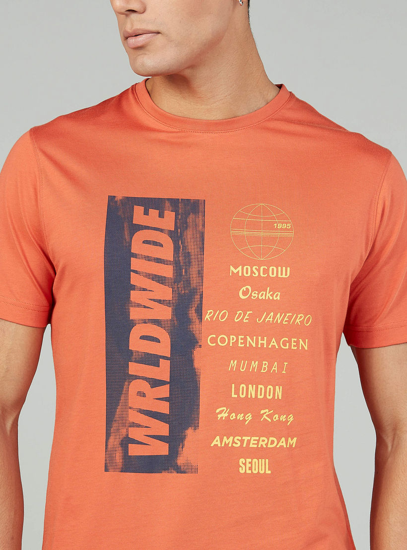 تيشيرت سليم بياقة ضيّقة وأكمام قصيرة وطبعات من خامات مستدامة-men-clothing-tshirtsandpolos-tshirts-image-3
