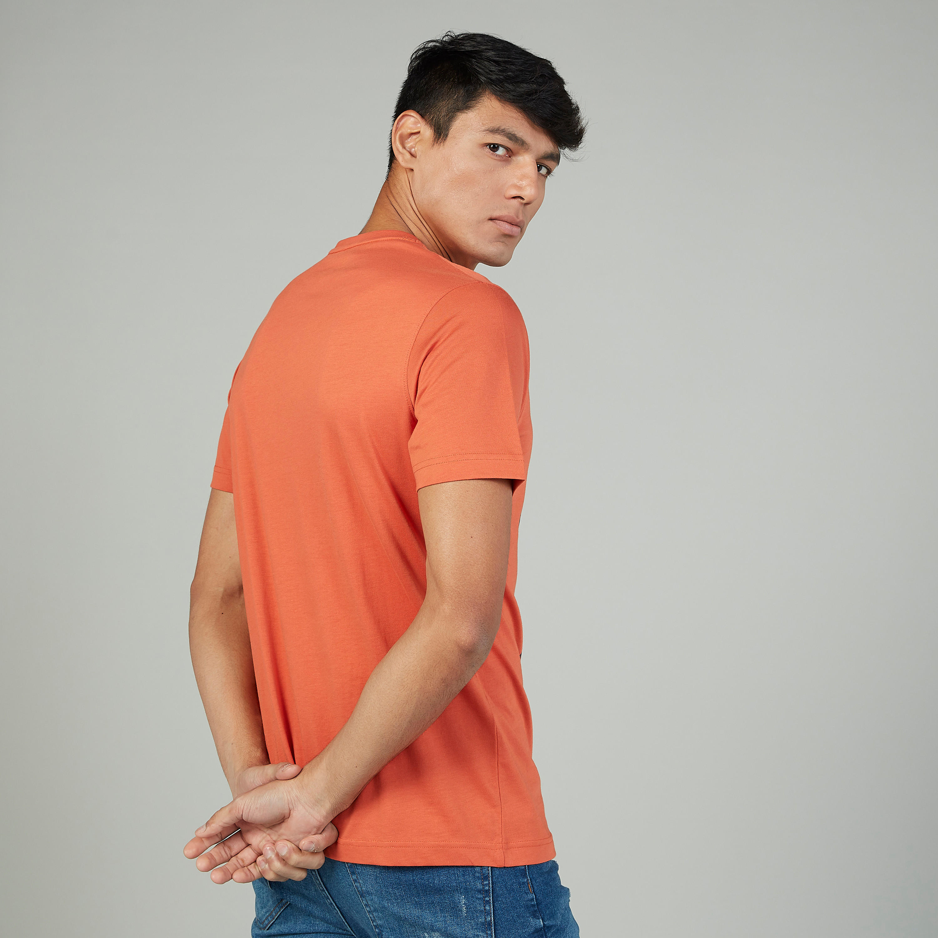 تيشيرت سليم بياقة ضيّقة وأكمام قصيرة وطبعات من خامات مستدامة-men-clothing-tshirtsandpolos-tshirts-image-4