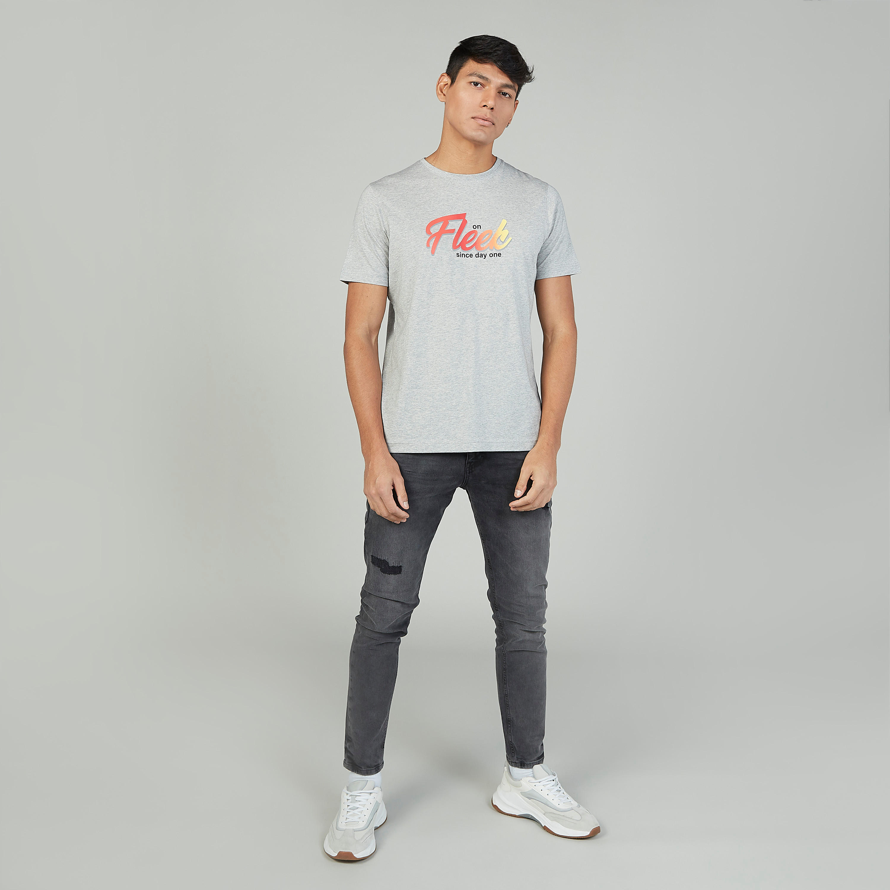 تيشيرت سليم بياقة ضيّقة وأكمام قصيرة وطبعات-men-clothing-tshirtsandpolos-tshirts-image-2