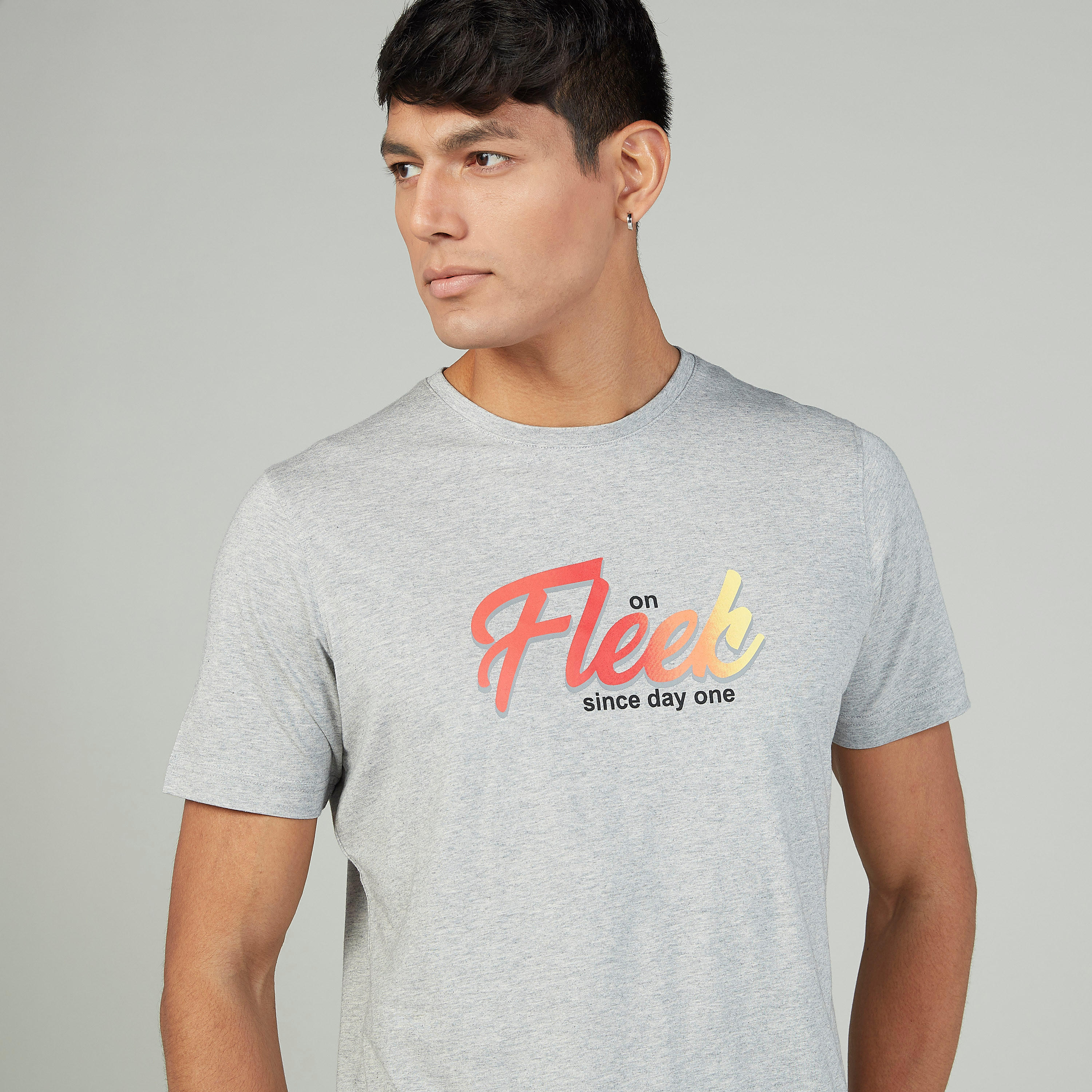 تيشيرت سليم بياقة ضيّقة وأكمام قصيرة وطبعات-men-clothing-tshirtsandpolos-tshirts-image-3