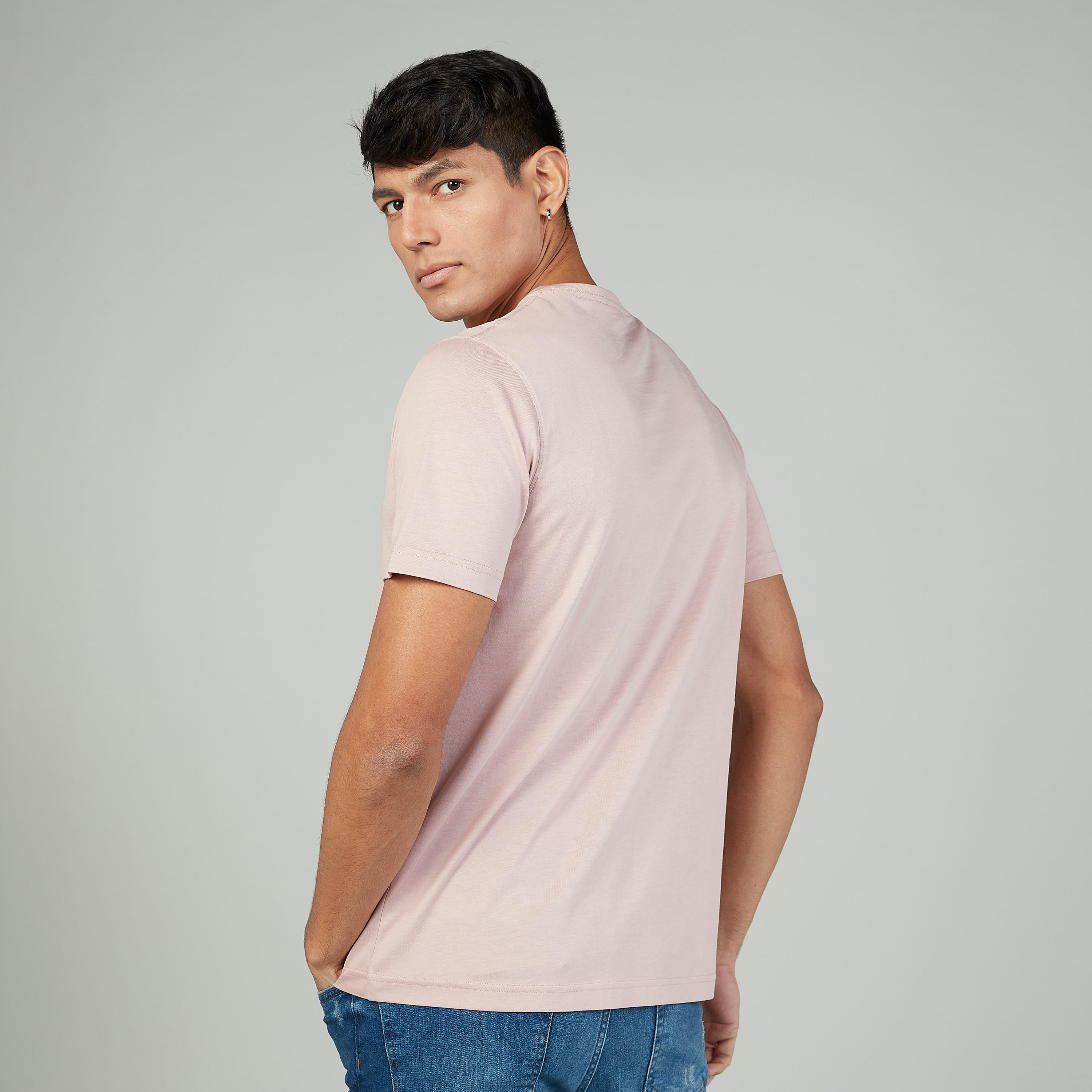 تيشيرت سليم بياقة ضيّقة وأكمام قصيرة وطبعات-men-clothing-tshirtsandpolos-tshirts-image-4