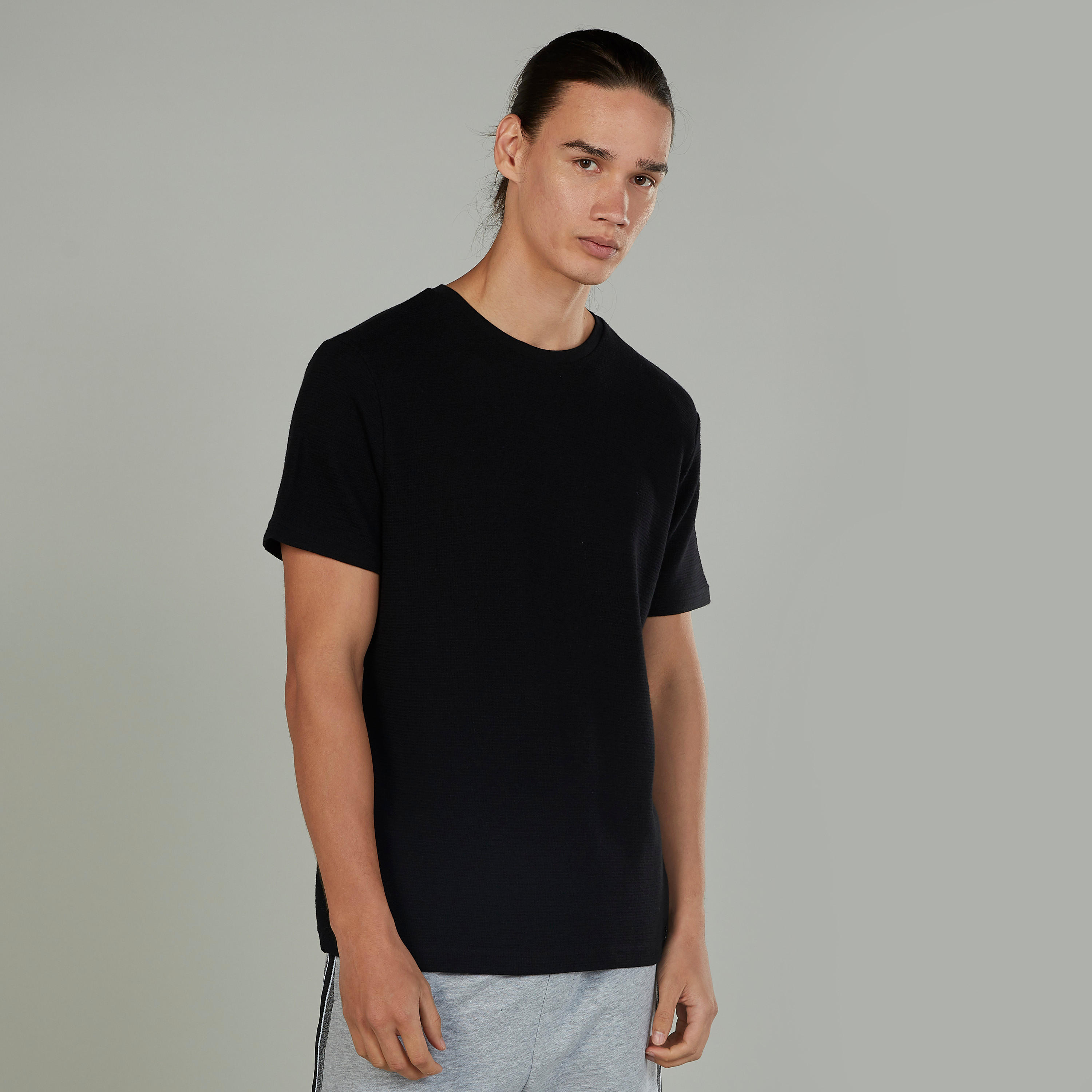 تيشيرت سليم بارز الملمس بياقة ضيّقة وأكمام قصيرة-men-clothing-tshirtsandpolos-tshirts-image-1
