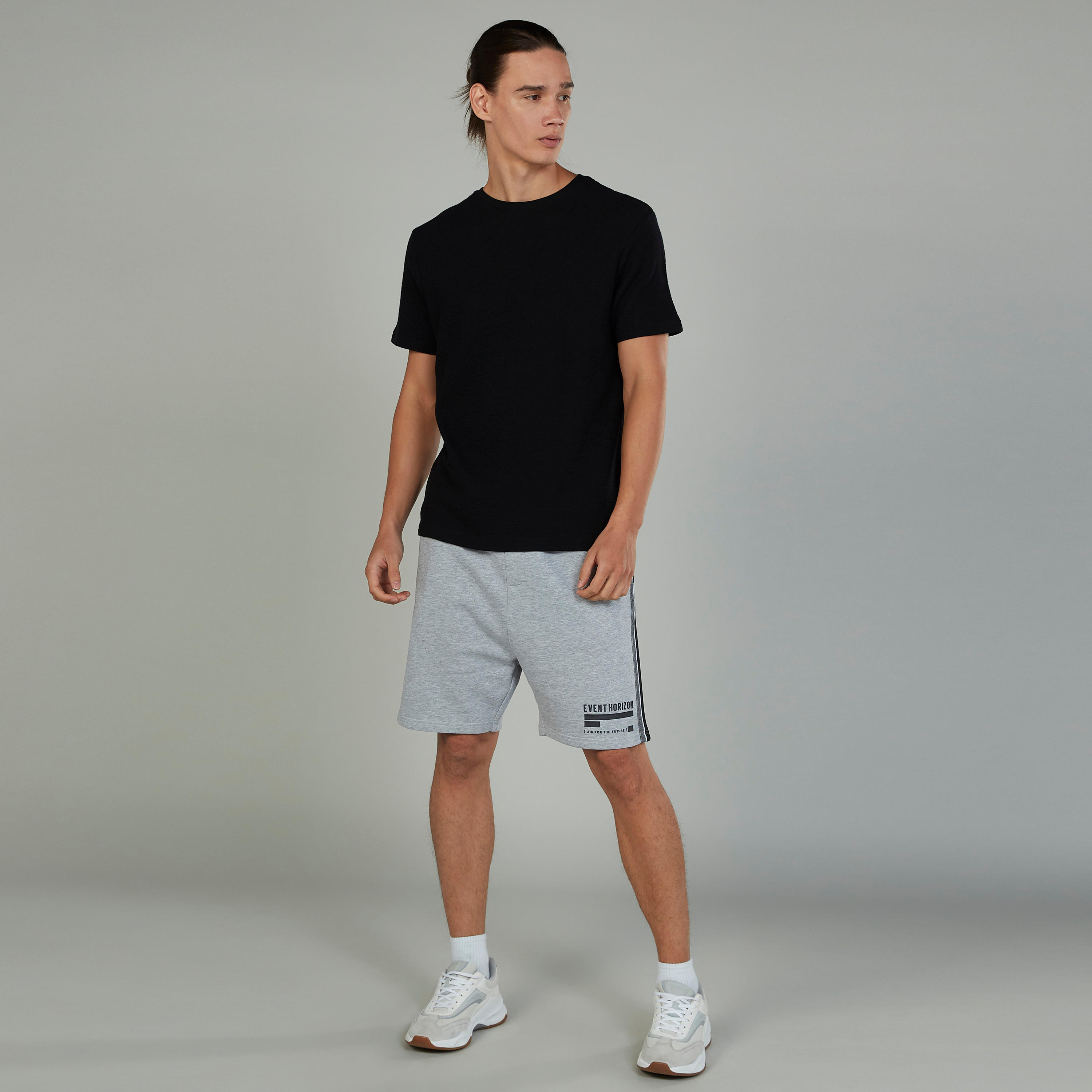 تيشيرت سليم بارز الملمس بياقة ضيّقة وأكمام قصيرة-men-clothing-tshirtsandpolos-tshirts-image-2