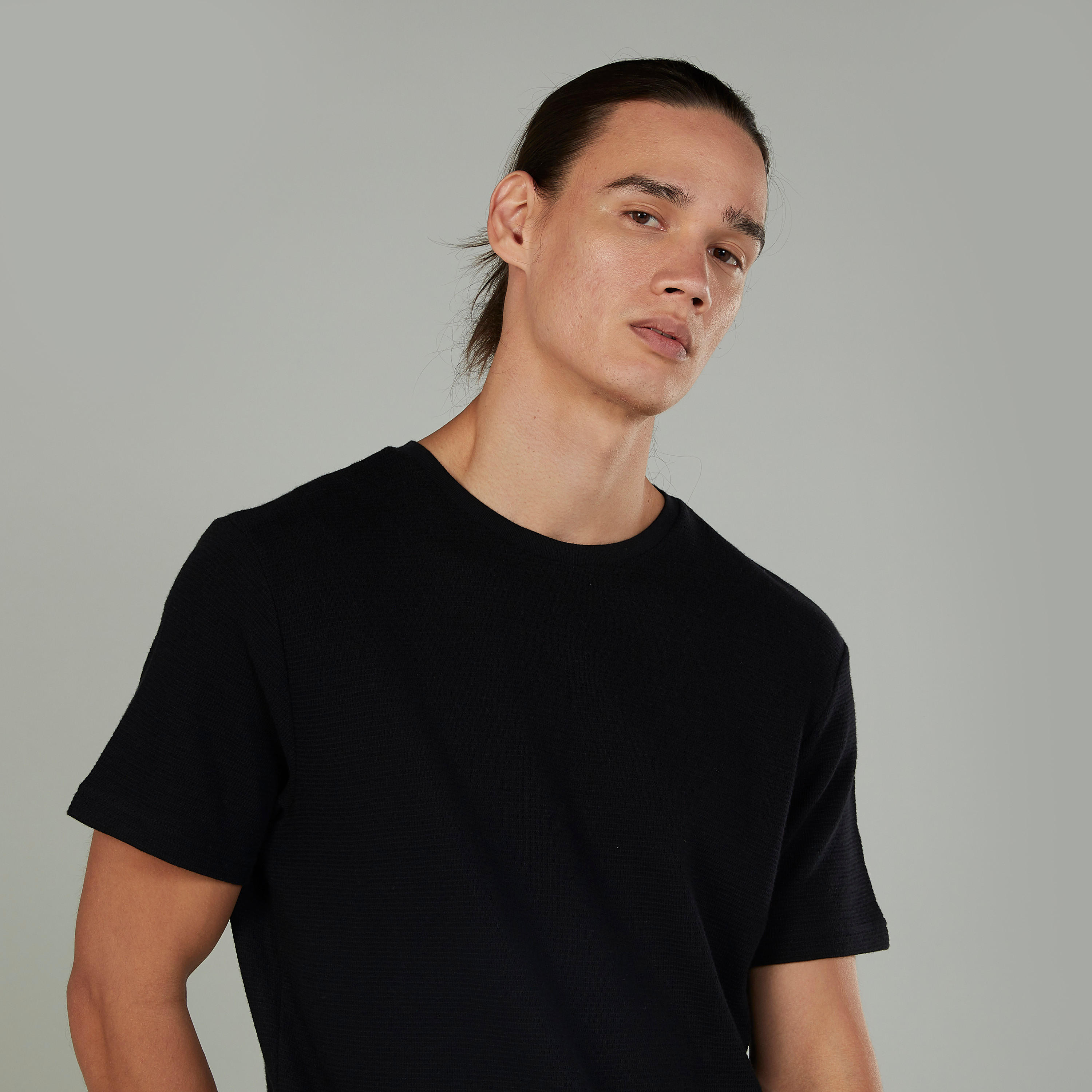 تيشيرت سليم بارز الملمس بياقة ضيّقة وأكمام قصيرة-men-clothing-tshirtsandpolos-tshirts-image-3