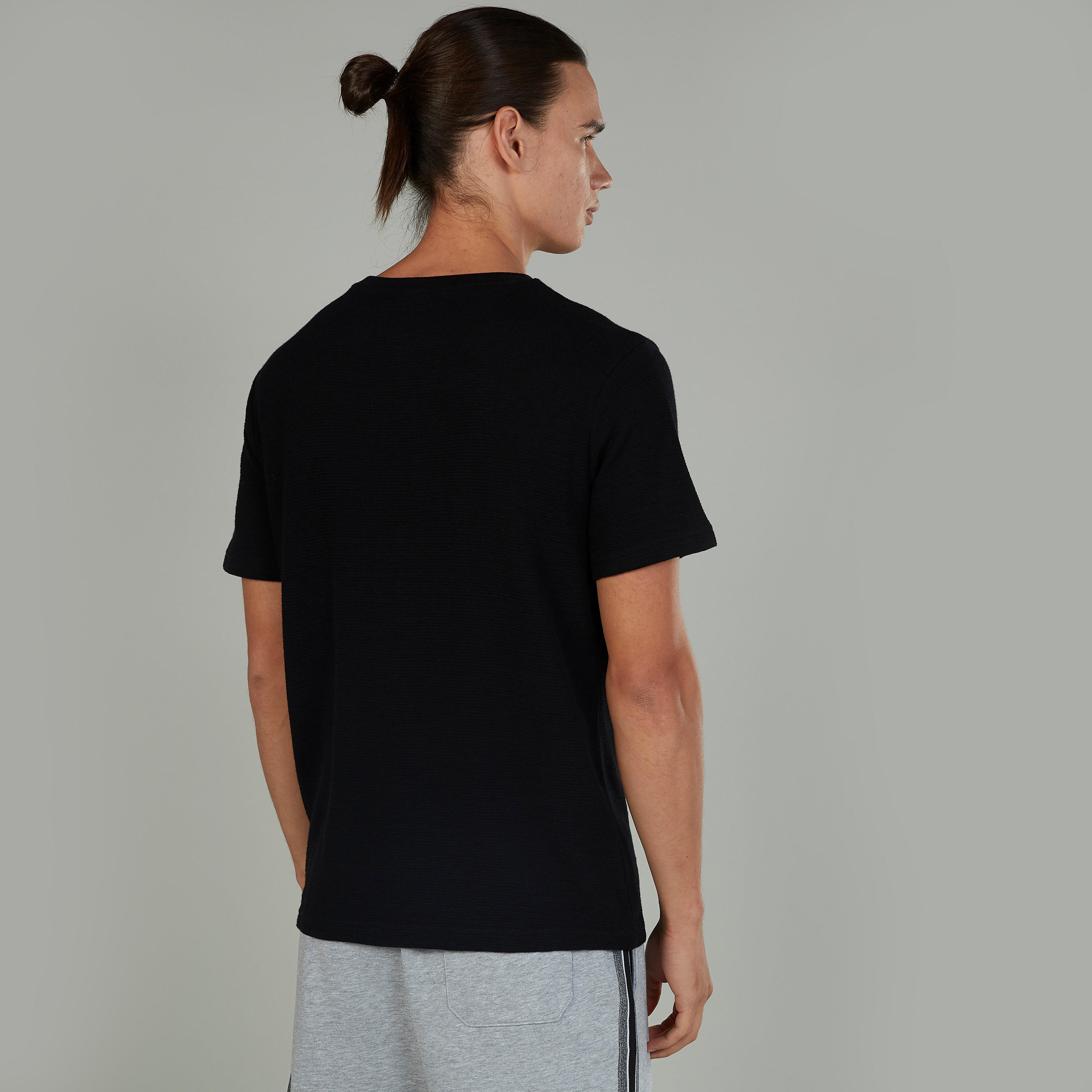 تيشيرت سليم بارز الملمس بياقة ضيّقة وأكمام قصيرة-men-clothing-tshirtsandpolos-tshirts-image-4