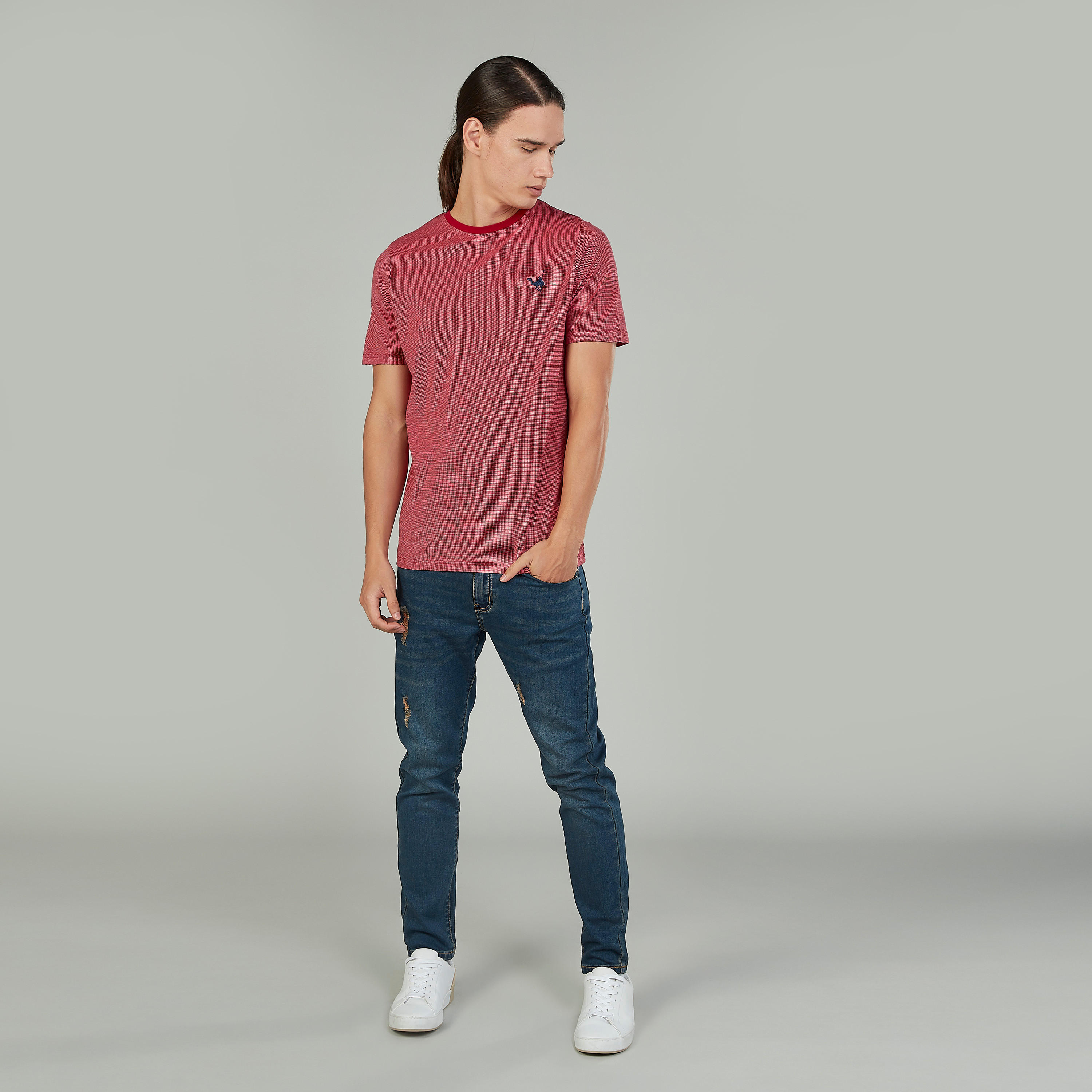 تيشيرت بارز الملمس سليم بياقة ضيّقة وأكمام قصيرة-men-clothing-tshirtsandpolos-tshirts-image-2