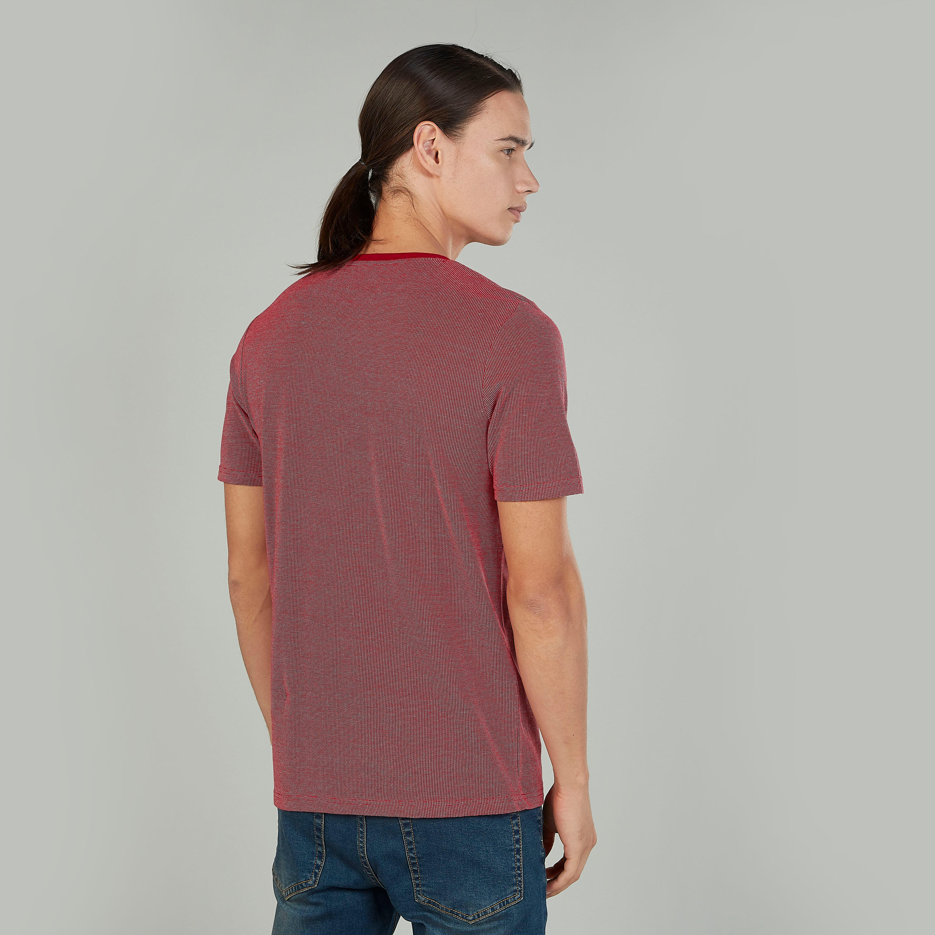 تيشيرت بارز الملمس سليم بياقة ضيّقة وأكمام قصيرة-men-clothing-tshirtsandpolos-tshirts-image-4