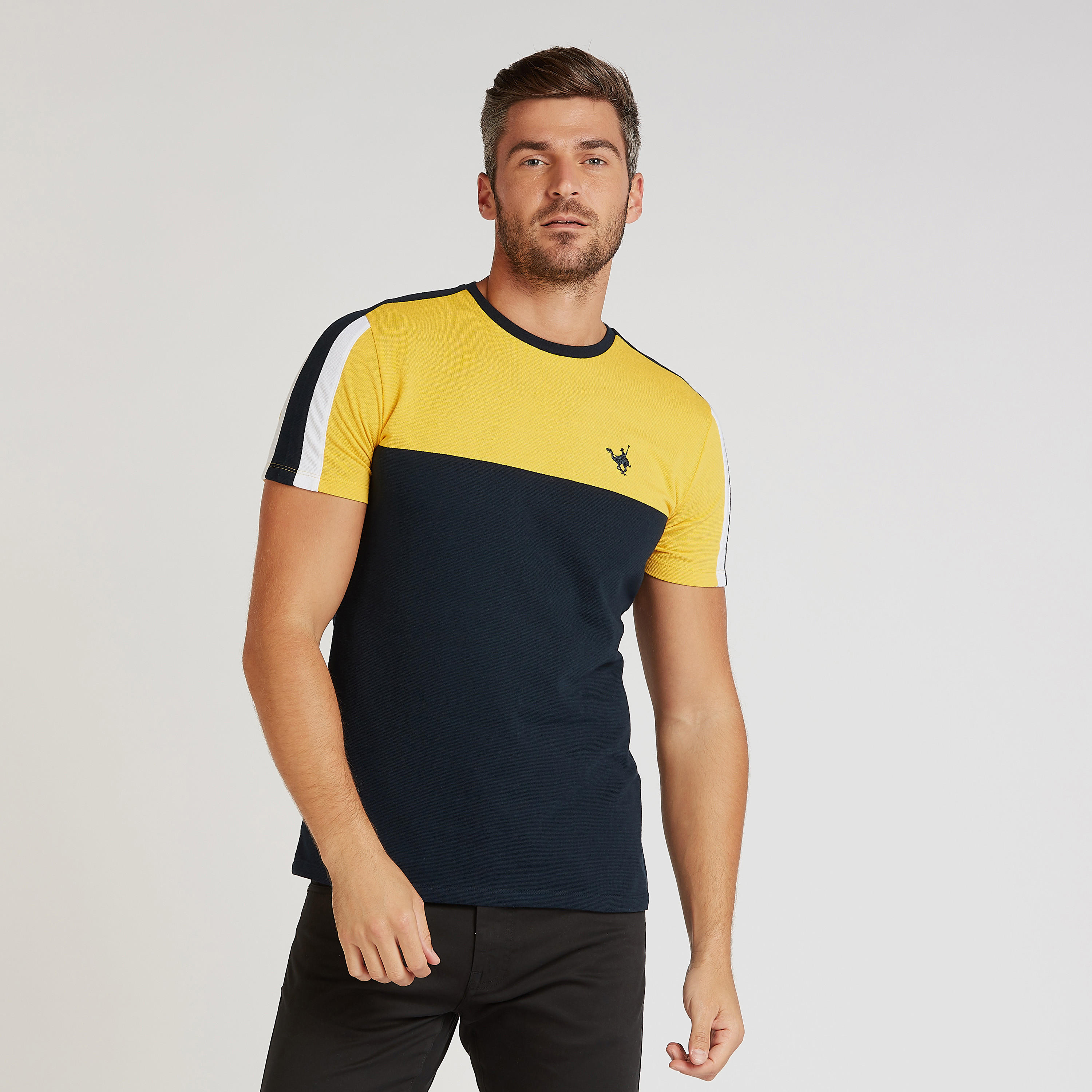 تيشيرت بارز الملمس سليم بياقة ضيّقة وأكمام قصيرة-men-clothing-tshirtsandpolos-tshirts-image-1
