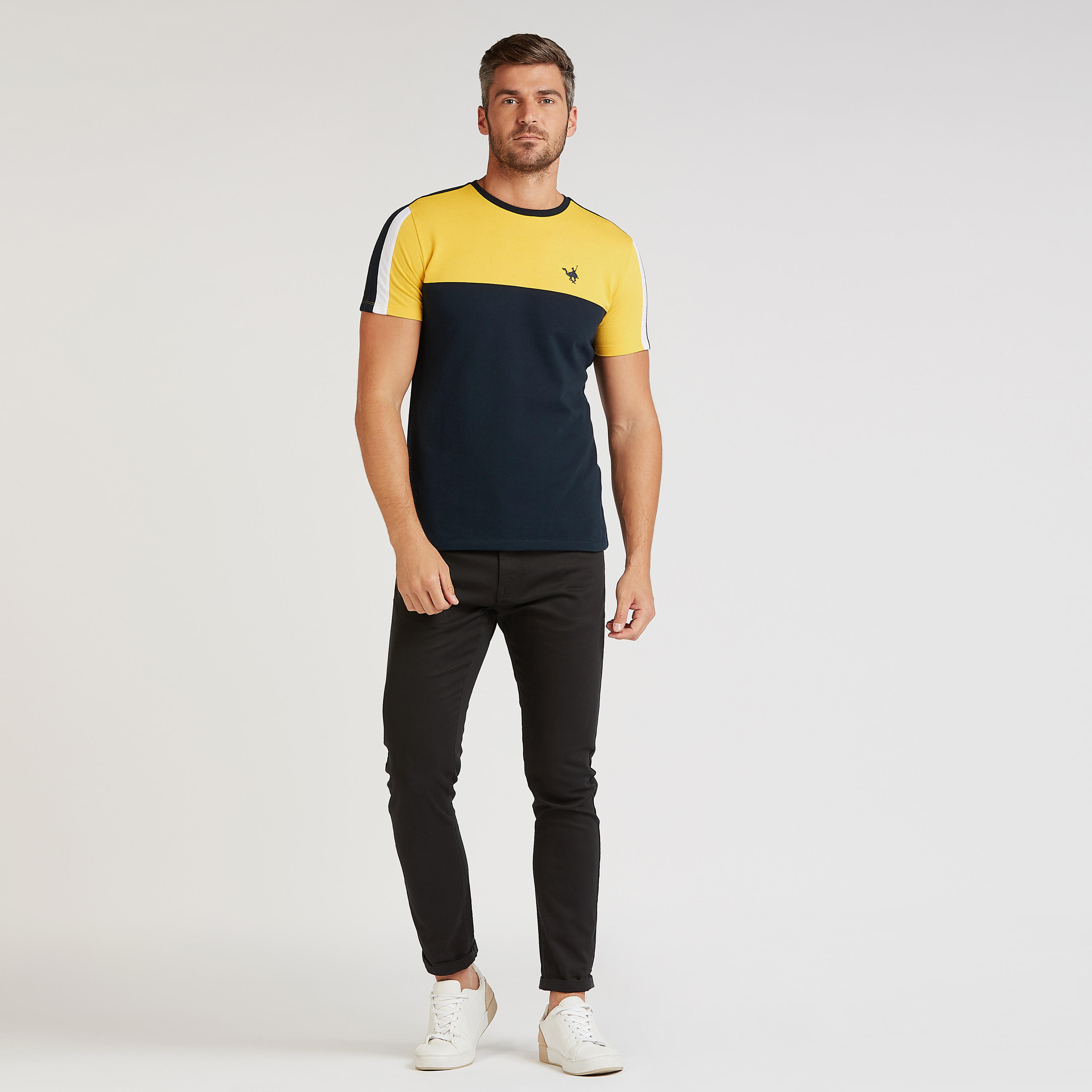 تيشيرت بارز الملمس سليم بياقة ضيّقة وأكمام قصيرة-men-clothing-tshirtsandpolos-tshirts-image-2