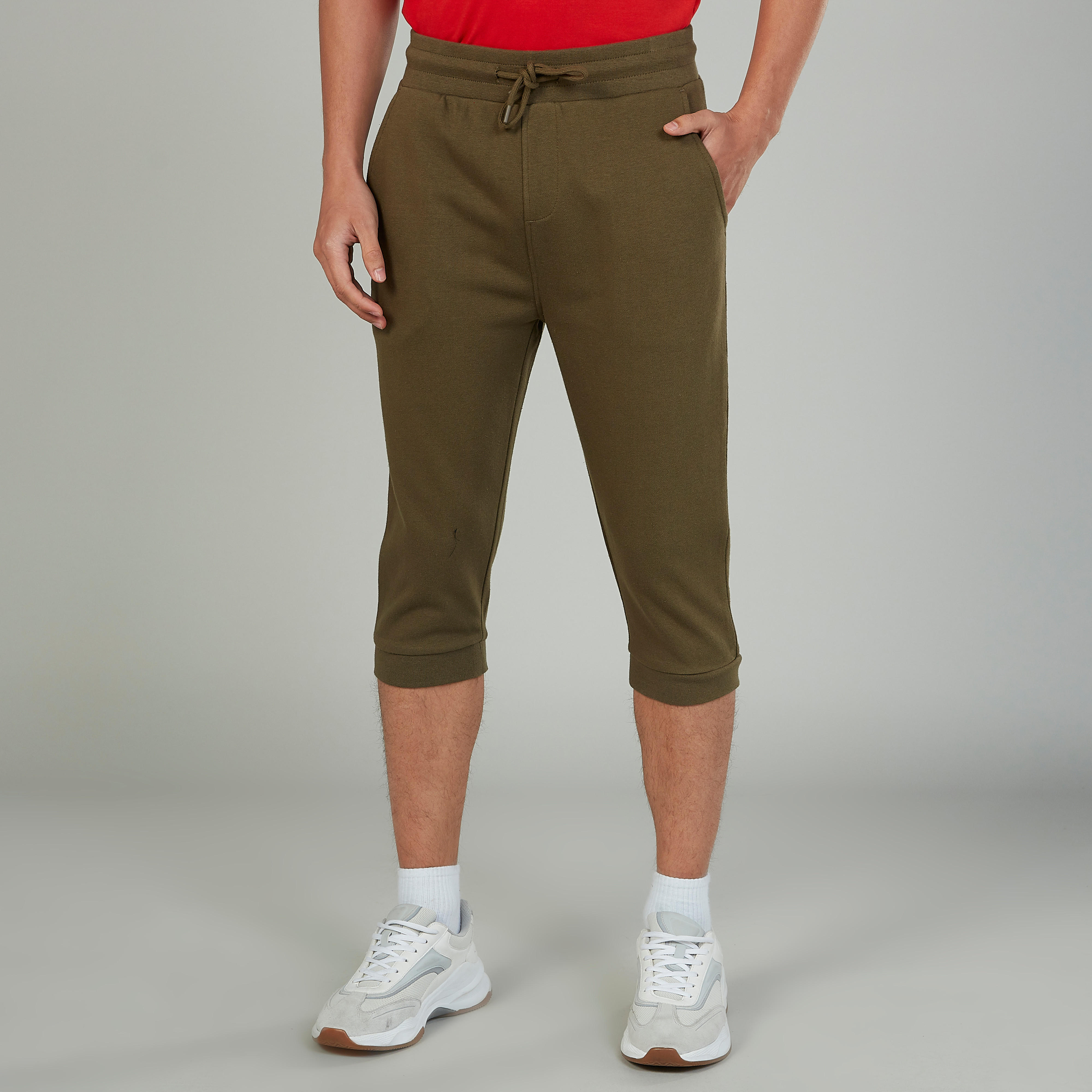 بنطلون سادة بخصر مرن مطّاطي وجيوب-men-clothing-bottoms-shorts-image-1