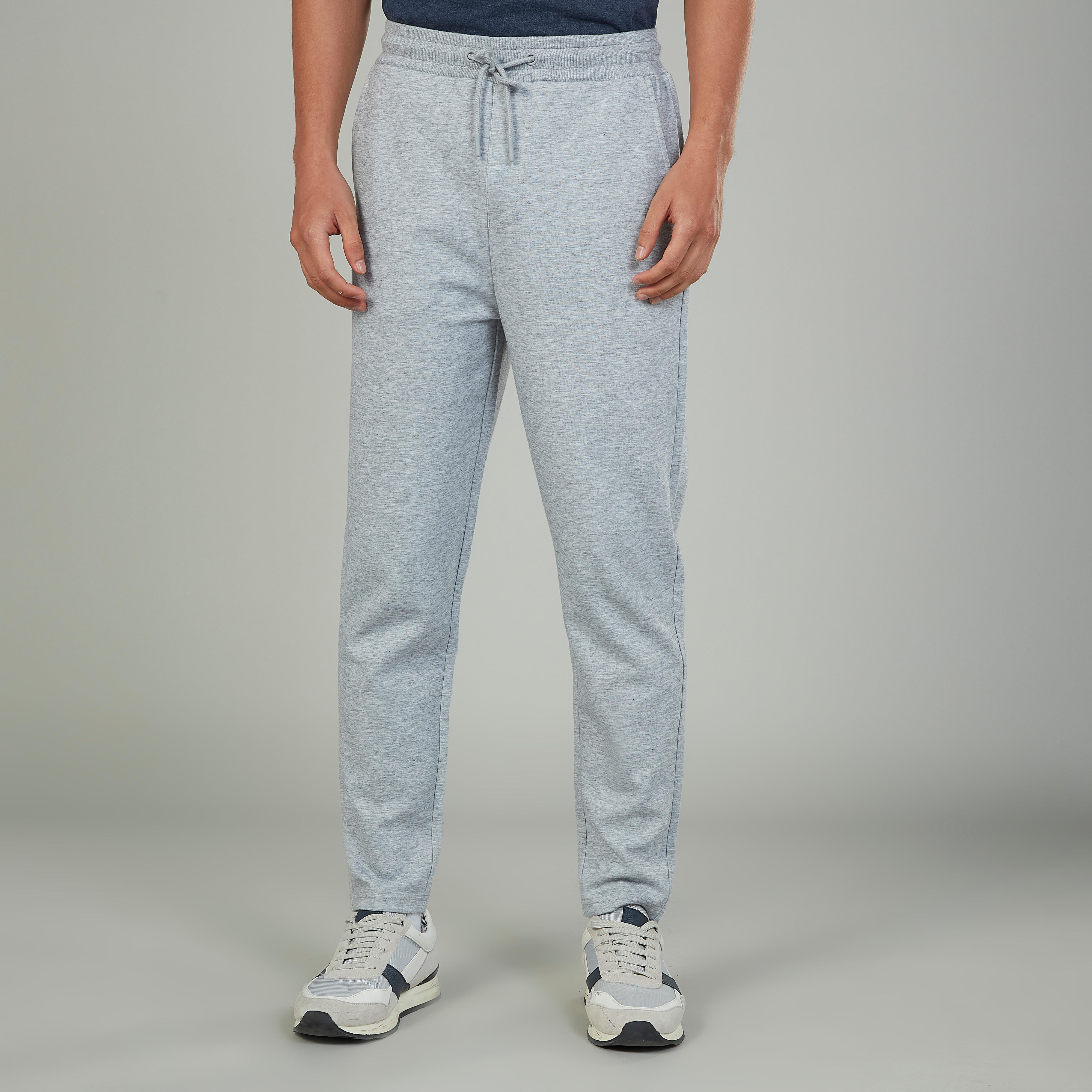 بنطلون رياضي سادة طويل مع تفاصيل جيوب ورباط وخصر مطاطي-men-clothing-bottoms-joggers-image-1