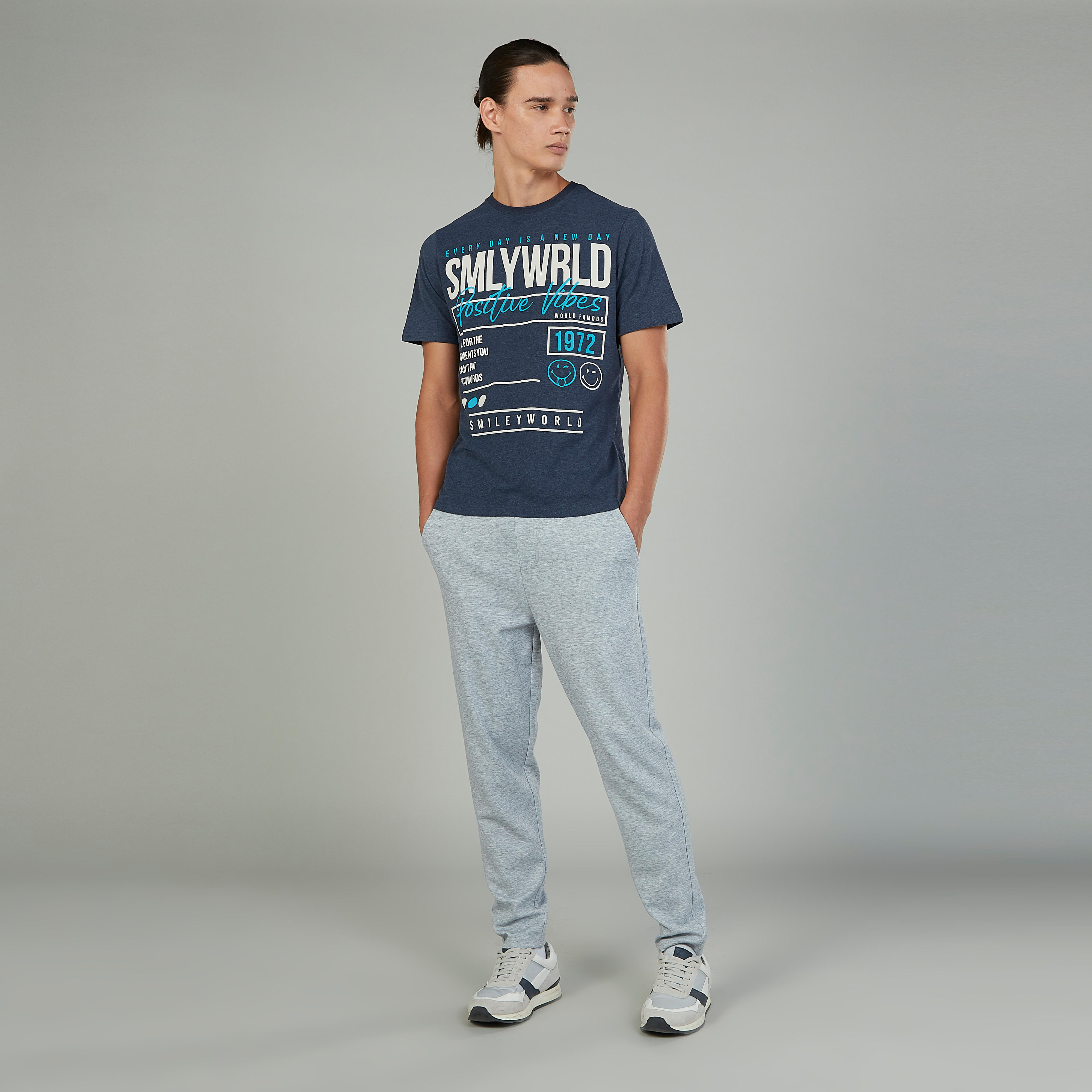 بنطلون رياضي سادة طويل مع تفاصيل جيوب ورباط وخصر مطاطي-men-clothing-bottoms-joggers-image-2
