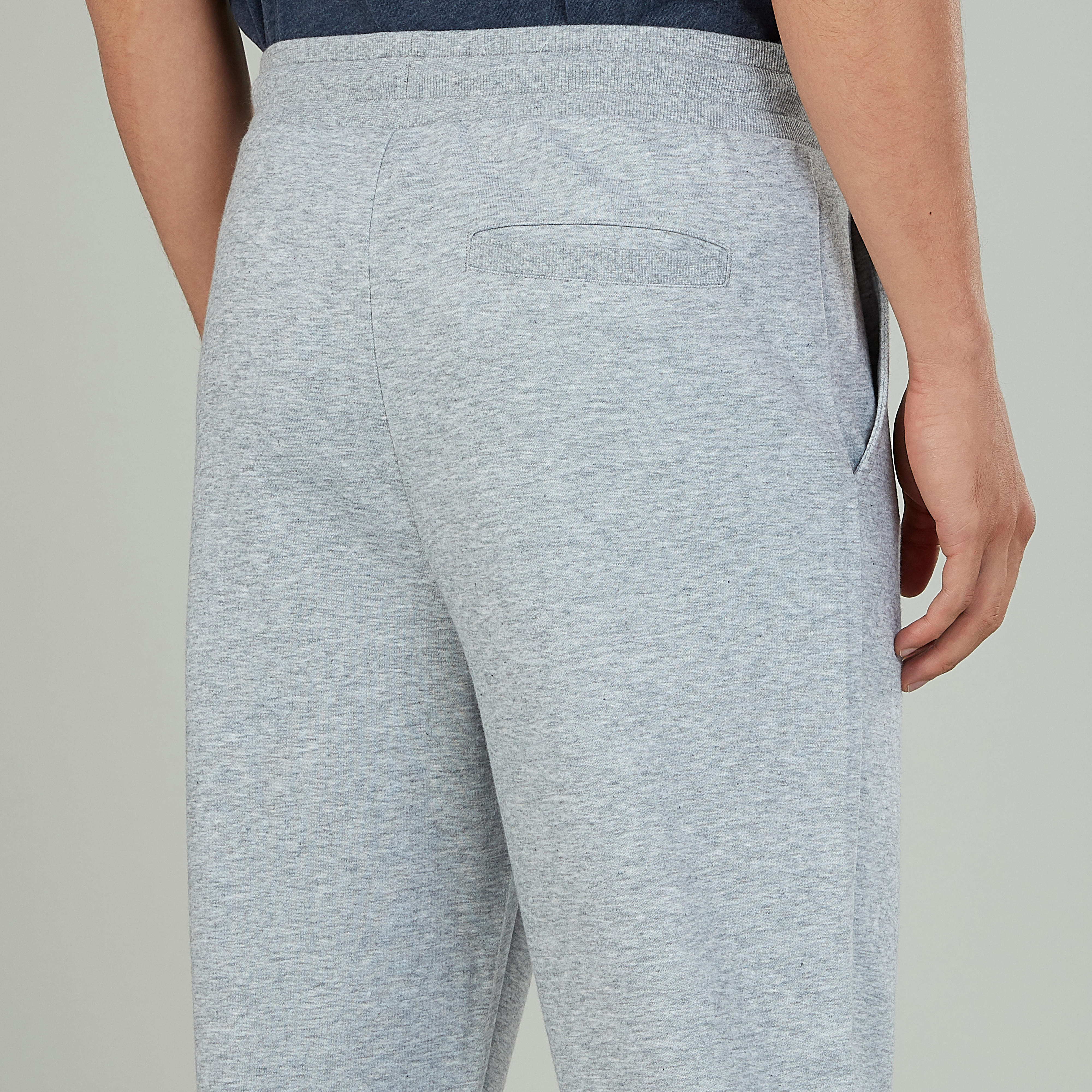 بنطلون رياضي سادة طويل مع تفاصيل جيوب ورباط وخصر مطاطي-men-clothing-bottoms-joggers-image-3